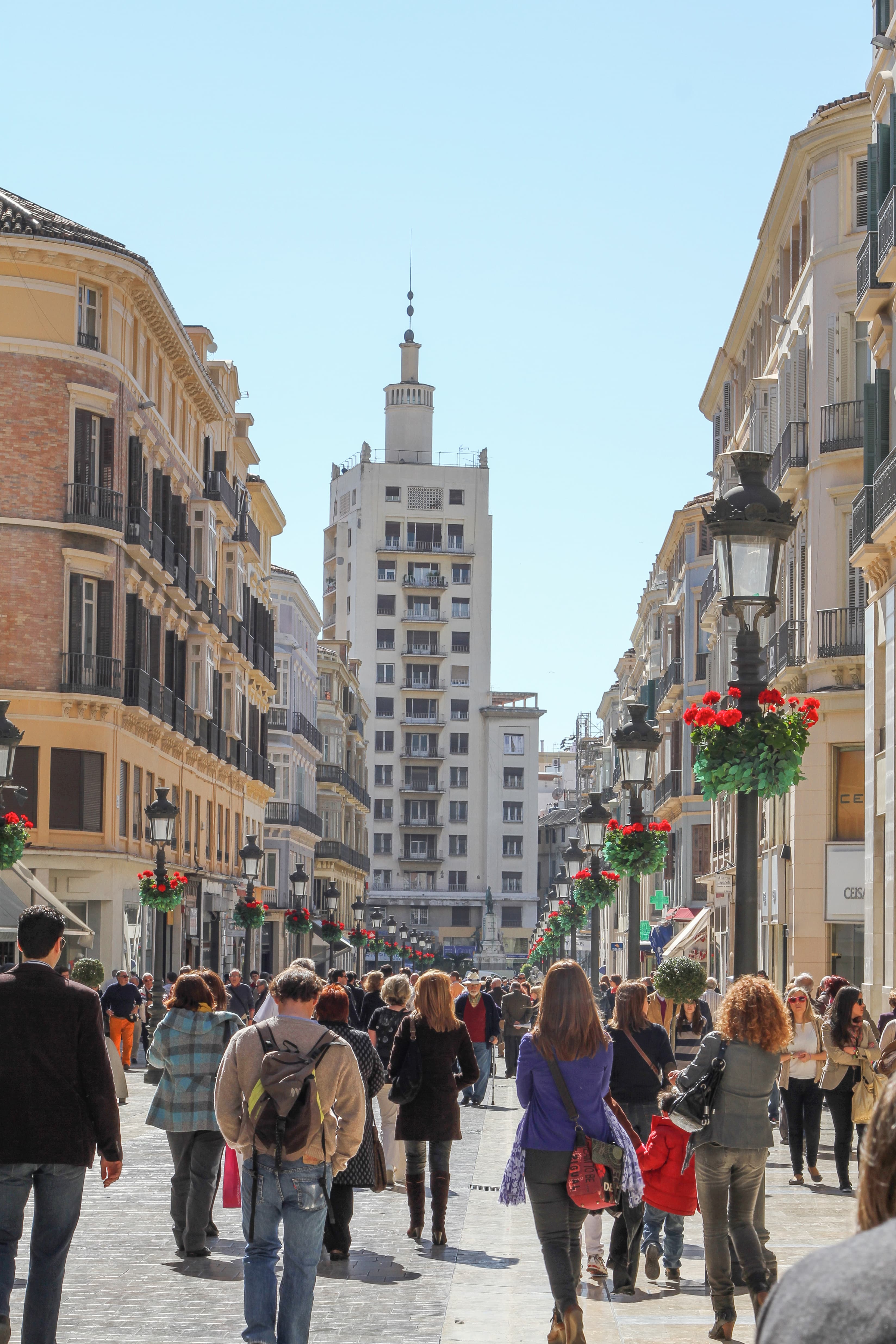 Vista de la calle peatonal Marqués de Larios en Málaga con sus edificios históricos de piedra