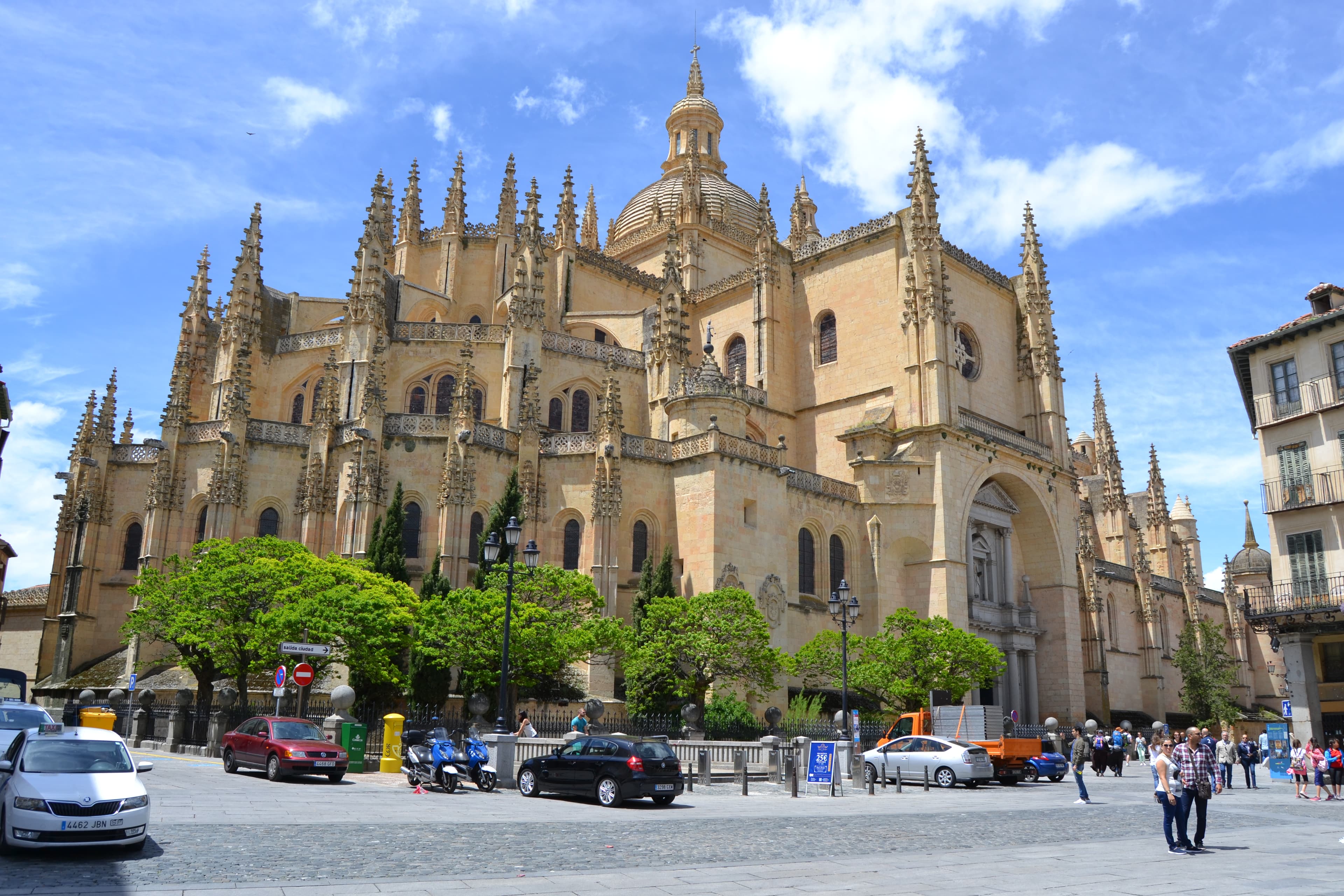 Vista exterior horizontal de la Catedral de Segovia, con su fachada gótica y torre, bajo cielo despejado