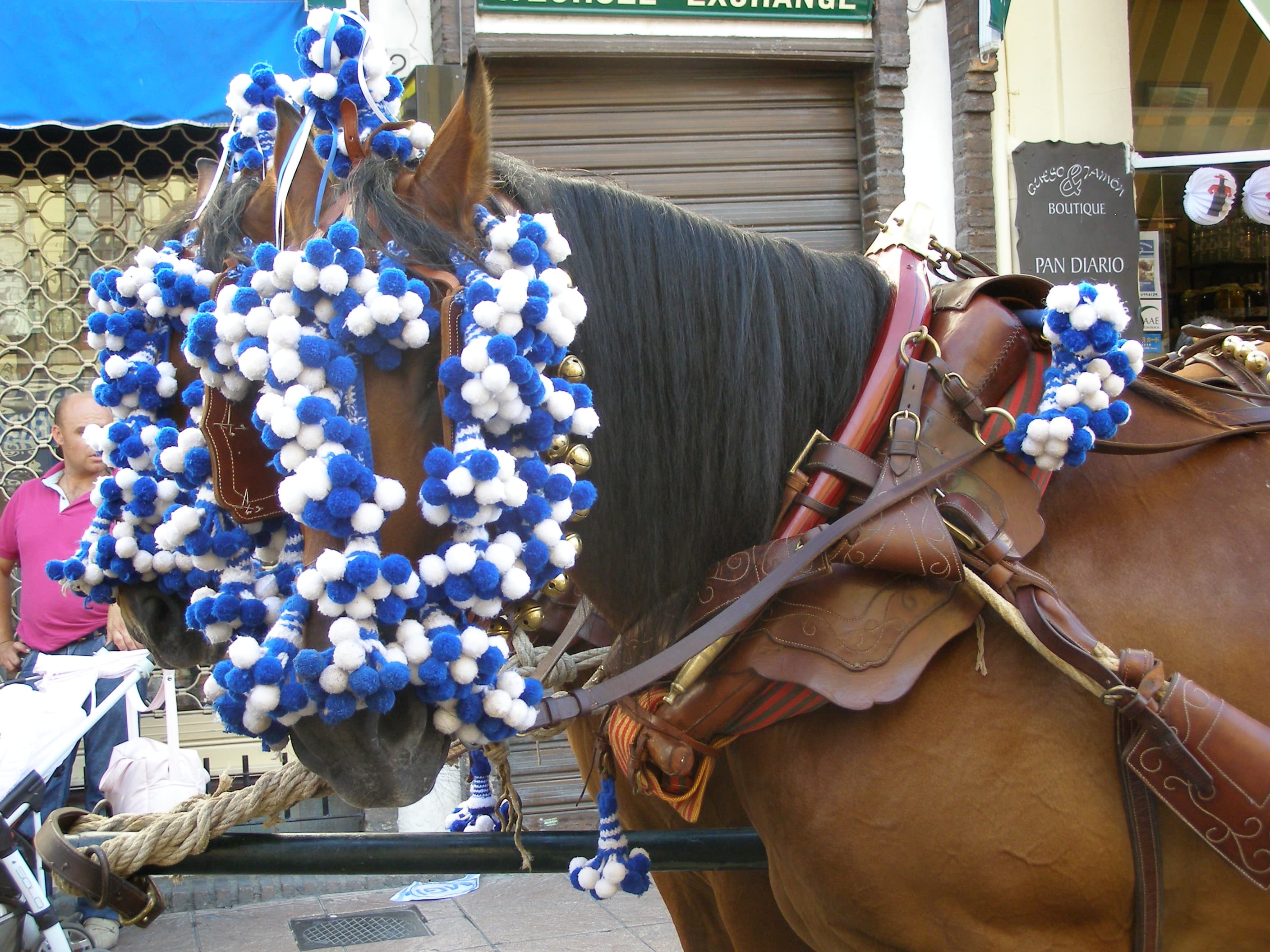 Feria de Pedro Romero (Corrida Goyesca) en Ronda, 2010, con asistentes vestidos con trajes de época del siglo XVIII cerca de la Plaza de Toros