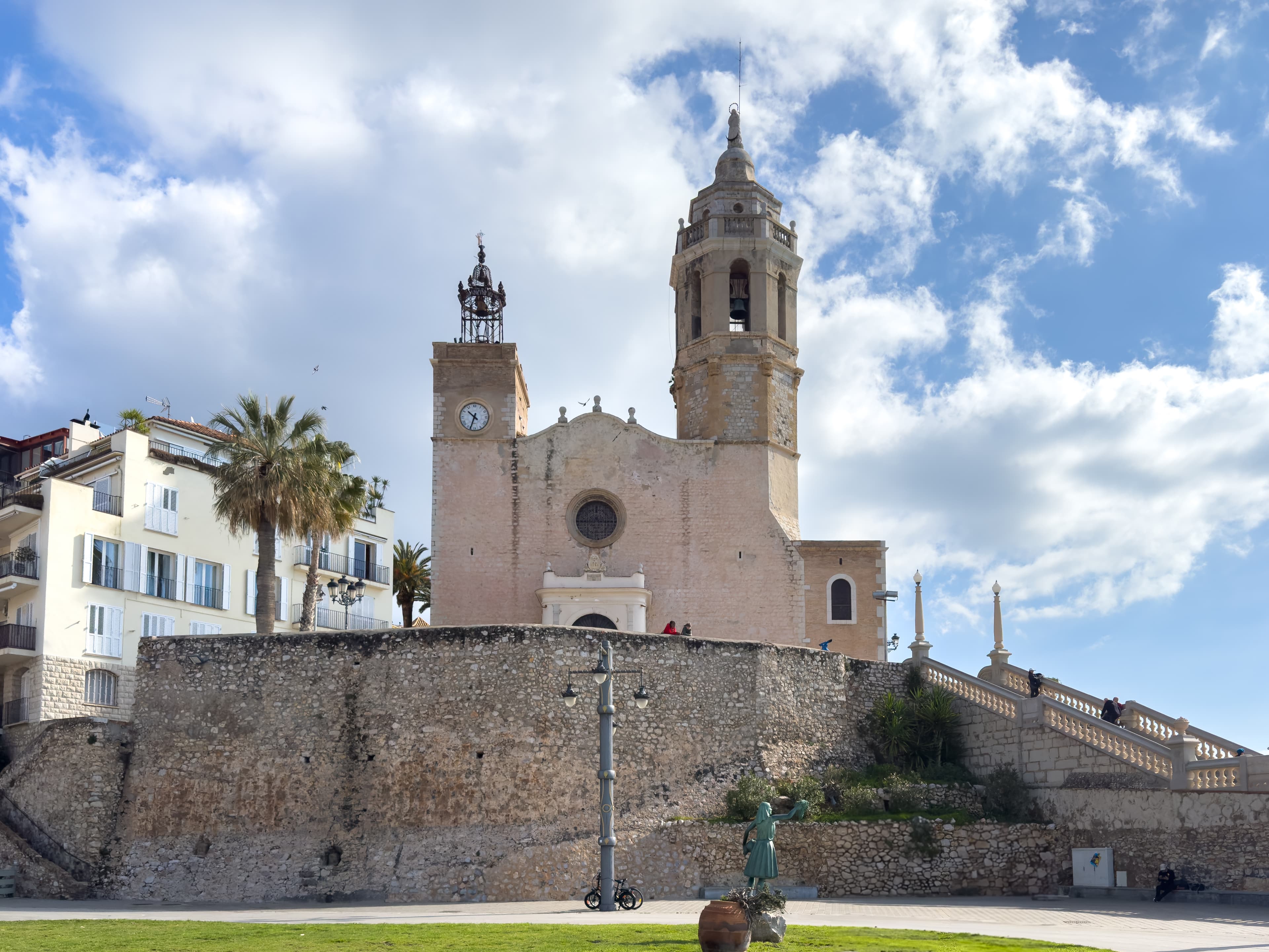 A igreja paroquial de Sant Bartomeu i Santa Tecla erguida sobre o promontório rochoso de frente para o mar