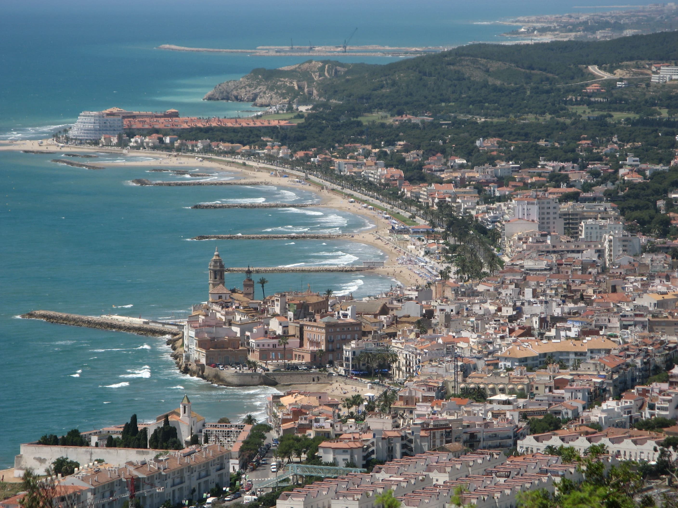 Vista del centro storico di Sitges con la chiesa di Sant Bartomeu sulla roccia, affacciata sul Mar Mediterraneo