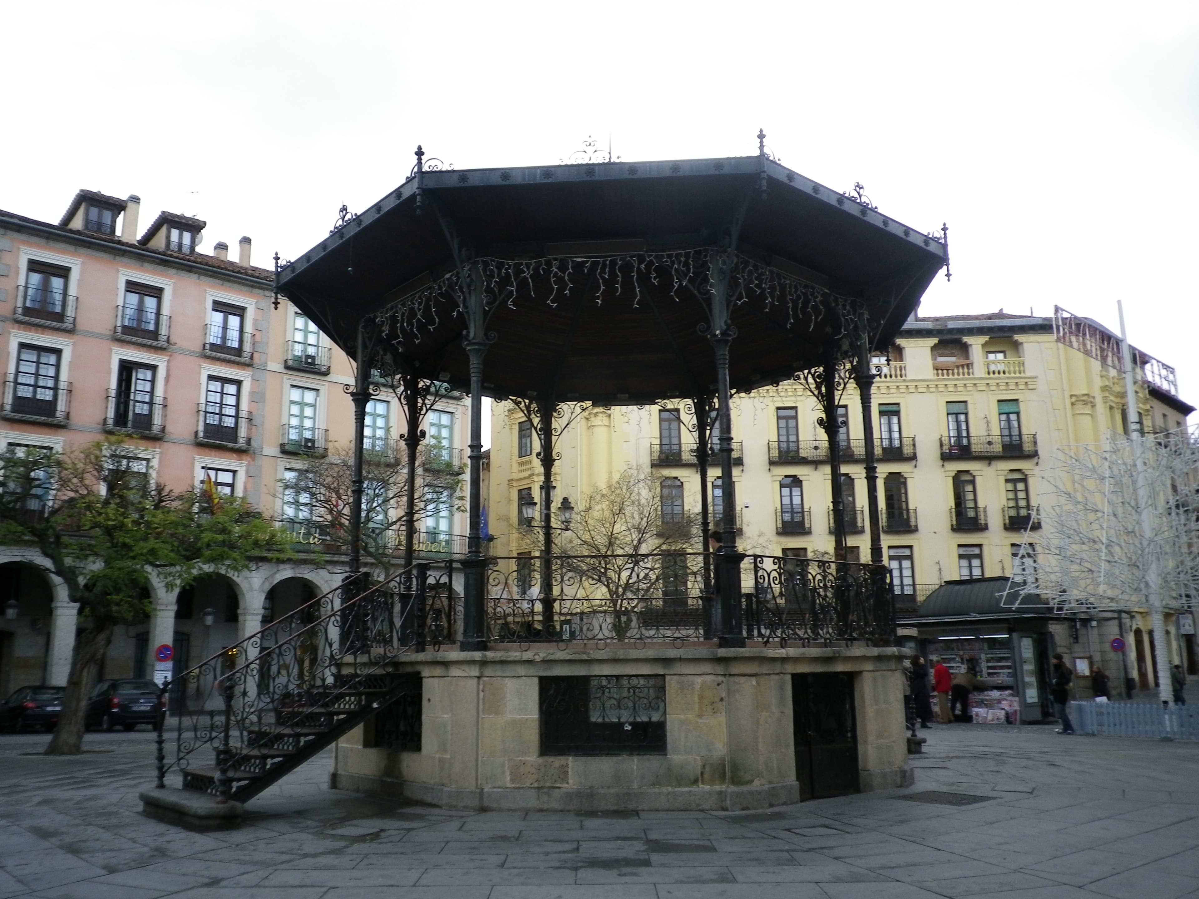 Pista de baile instalada en la Plaza Mayor de Segovia para las verbenas de las Ferias y Fiestas de San Juan y San Pedro