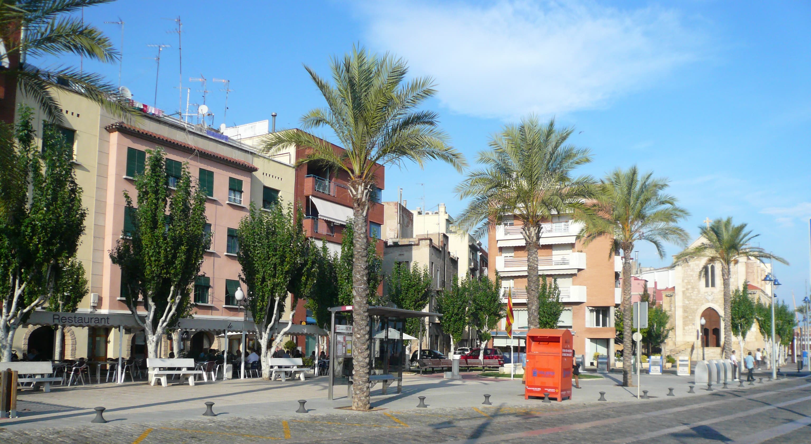 La Plaça del Bisbe Bonet nel quartiere marinaro del Serrallo di Tarragona, affacciata sul porto, con la chiesa di Sant Pere a destra