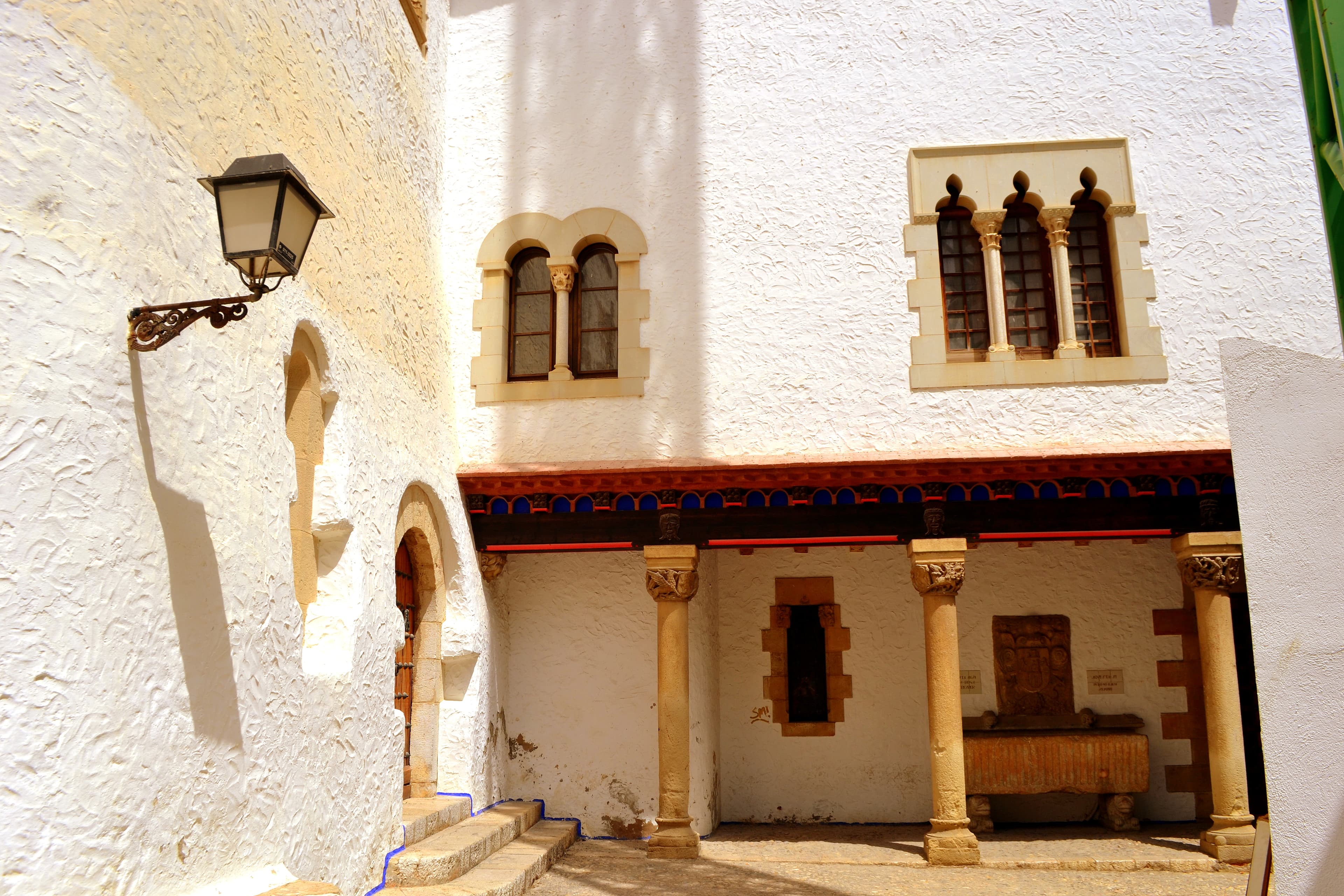 Galeria de arcos do Palau de Maricel de Sitges aberta sobre o mar Mediterrâneo
