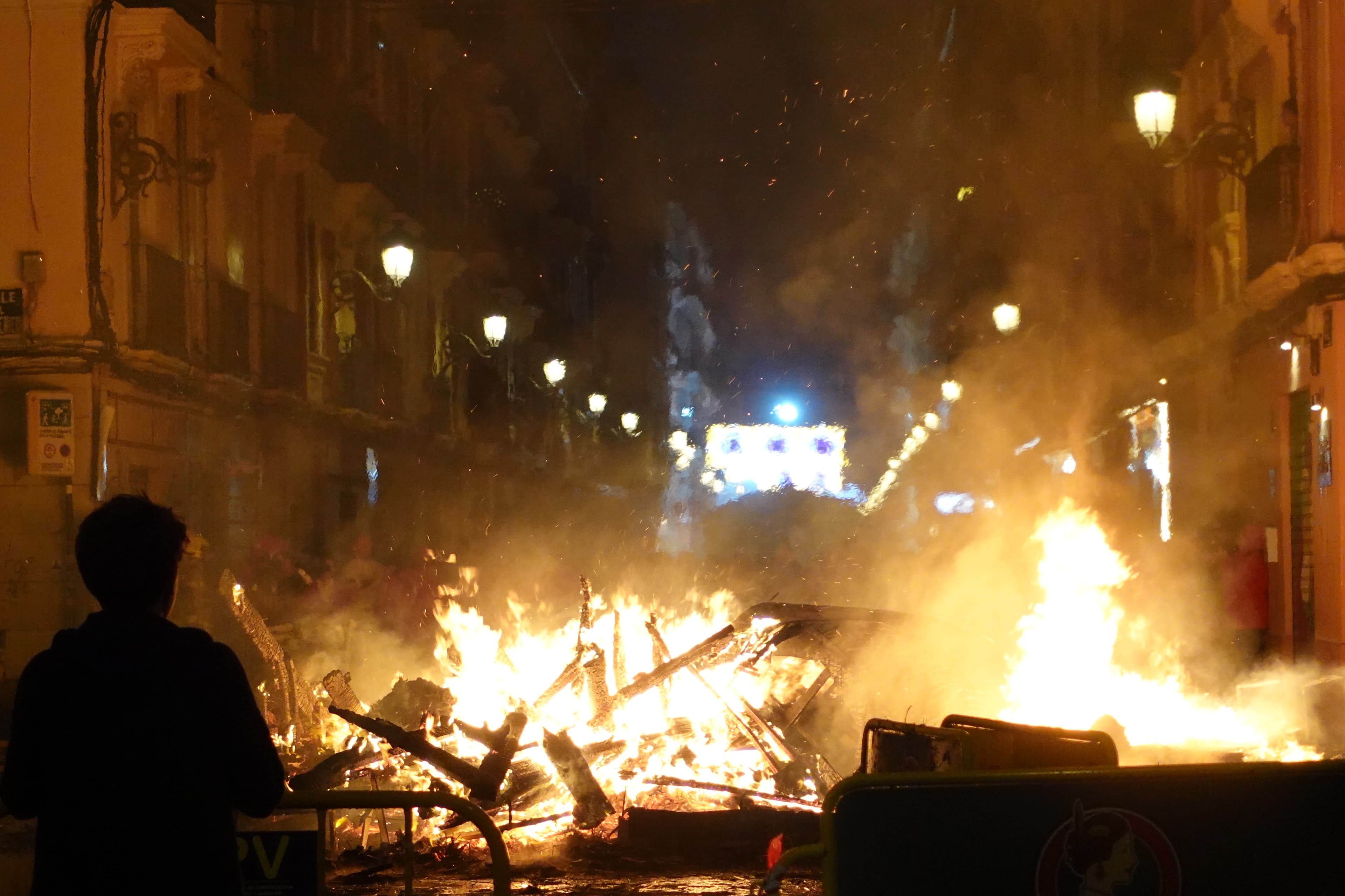 Cremà de las Fallas de Valencia: figuras monumentales ardiendo en la noche del 19 de marzo, el clímax del festival fallero