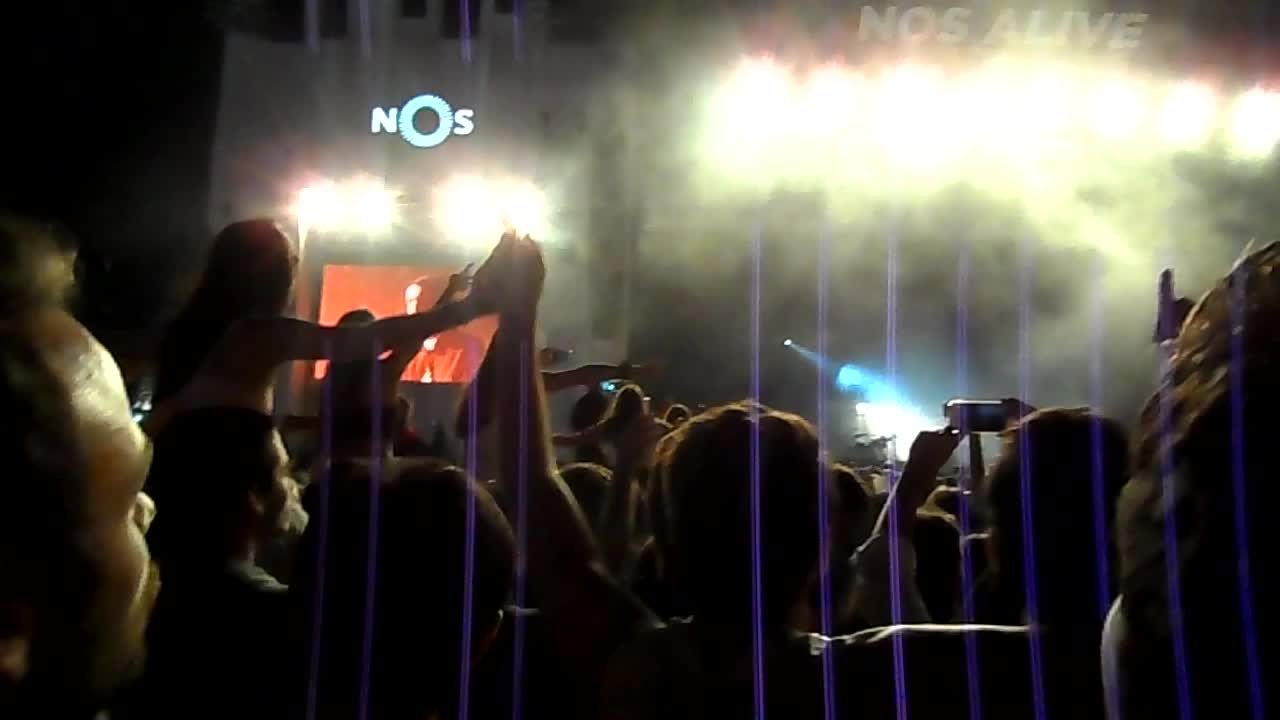 Escenario del festival NOS Alive con multitud de espectadores en Algés, Lisboa