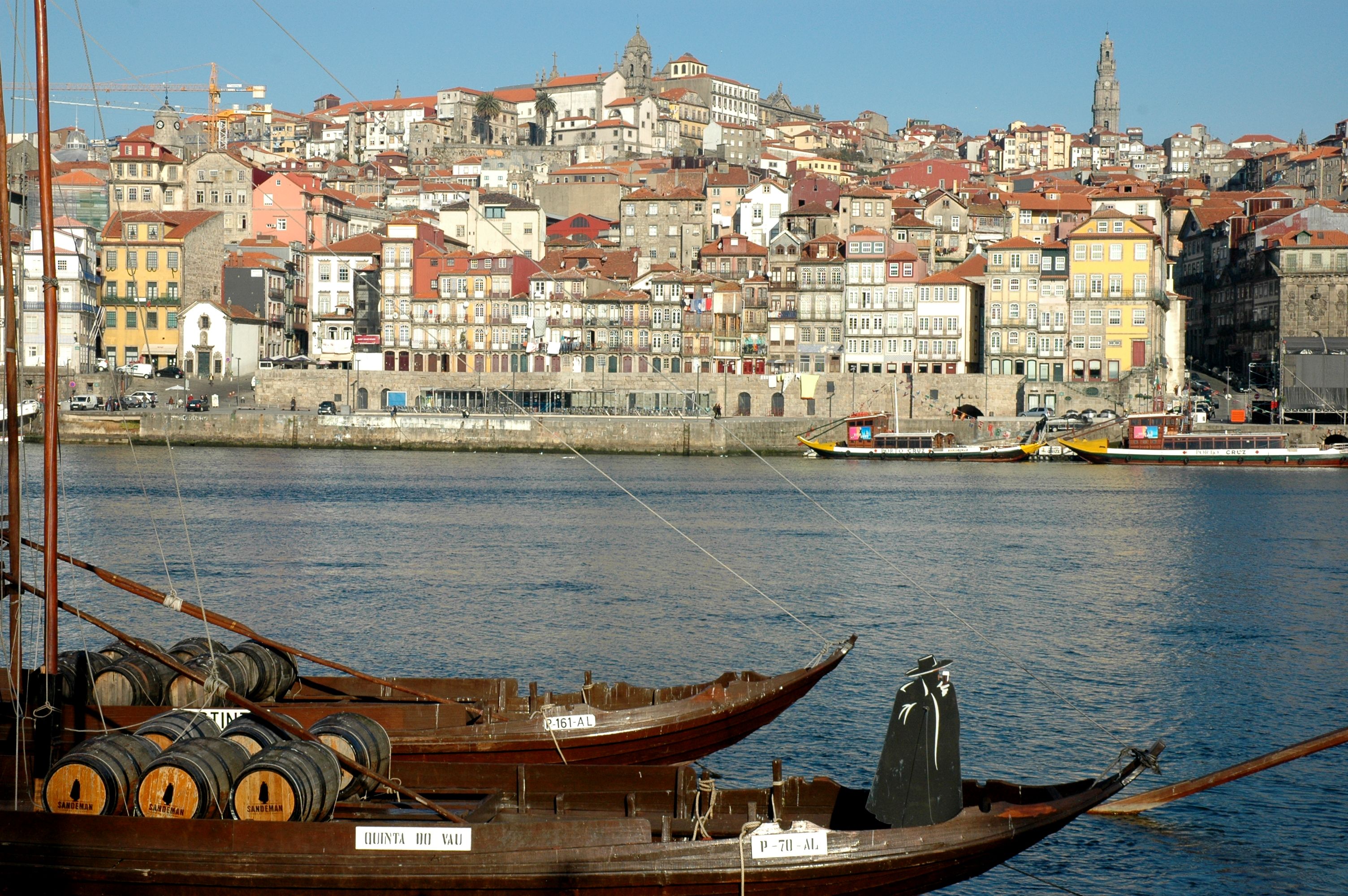 Las casas apiñadas del barrio de la Ribeira sobre el muelle del Douro, vistas desde la orilla de Gaia