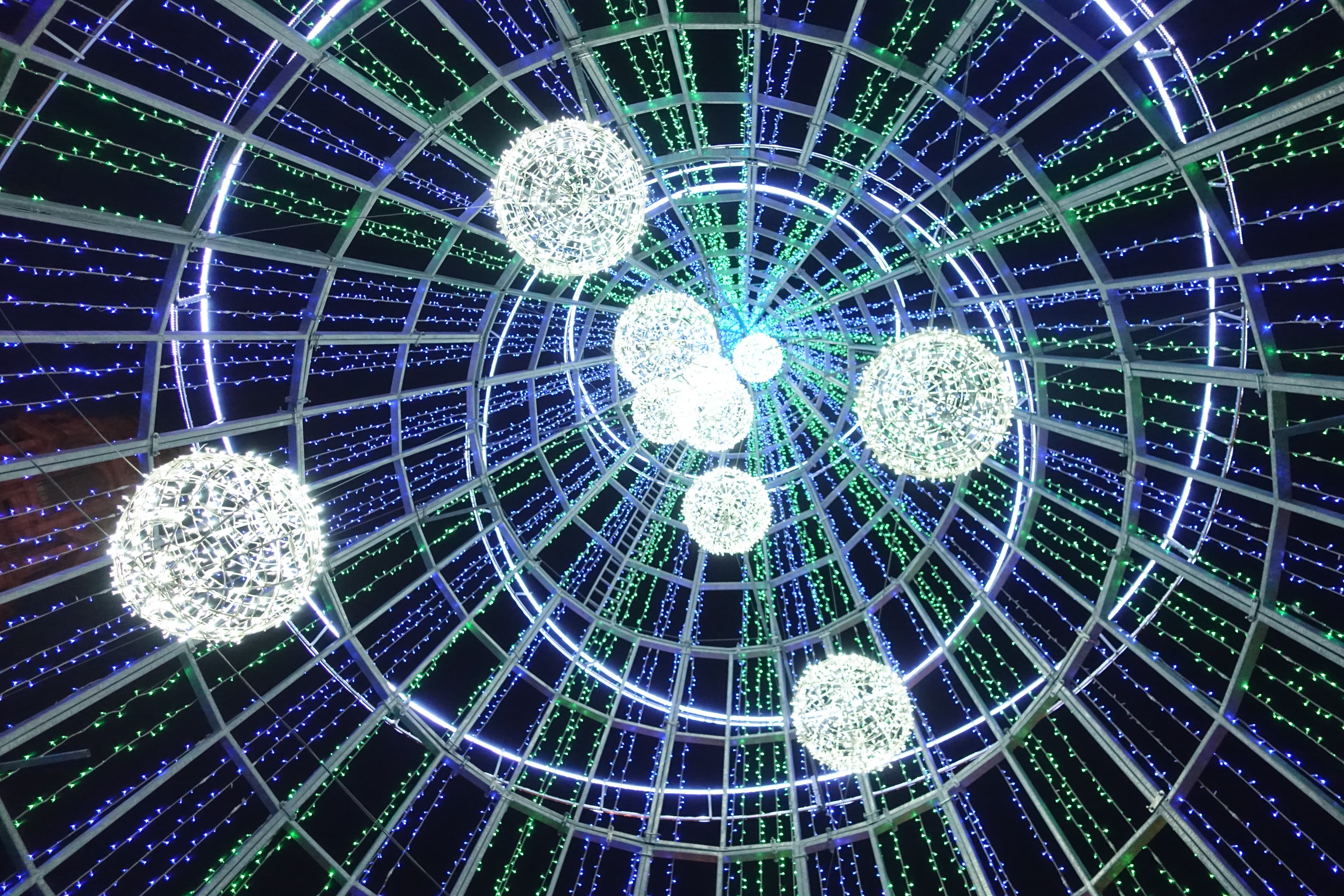 Árbol de Navidad iluminado en la Avenida dos Aliados de Oporto en diciembre de 2024