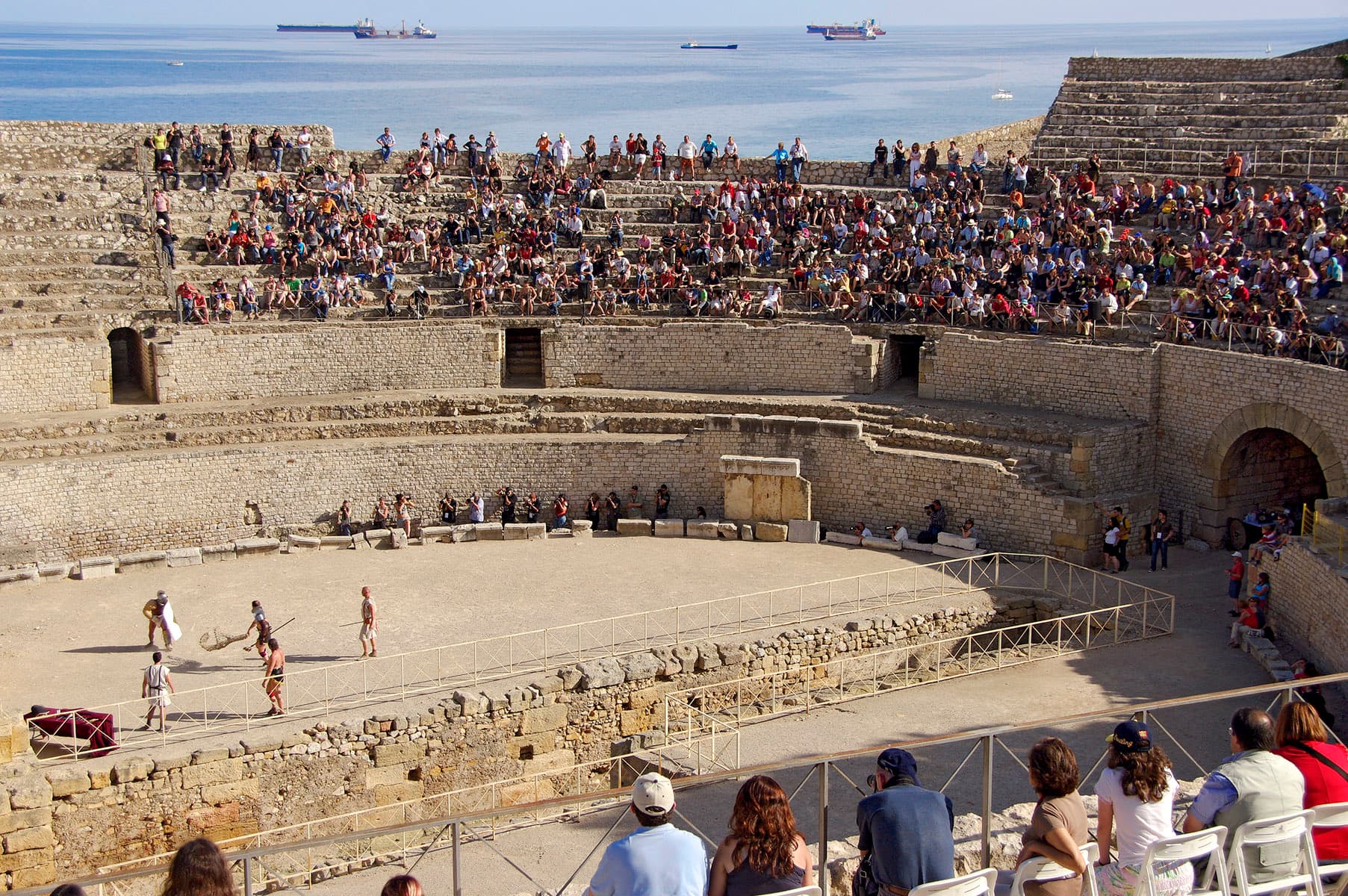 Vista dell'ovale dell'anfiteatro romano di Tarragona con le rovine della chiesa di Santa Maria del Miracle al centro dell'arena