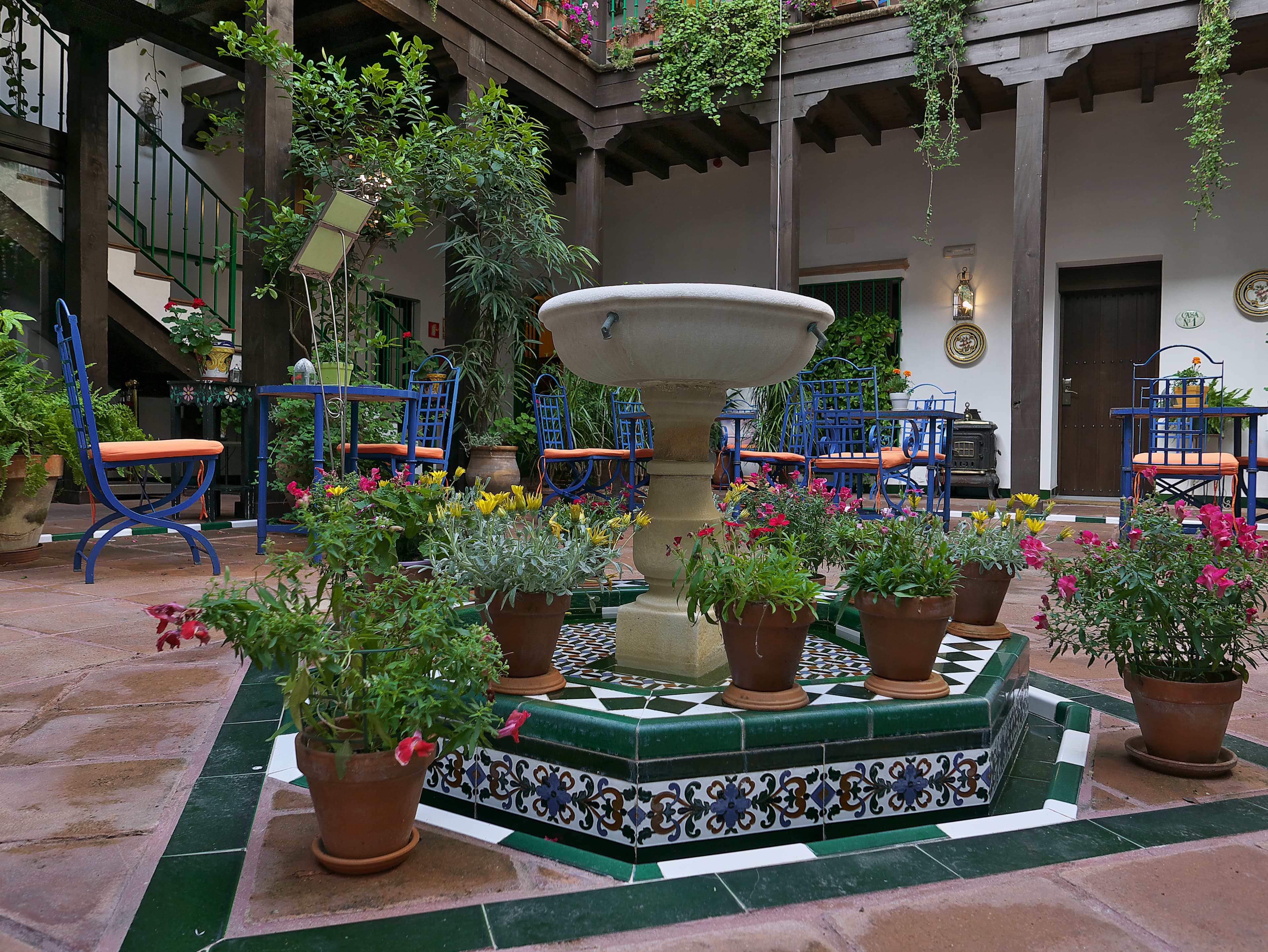 Patio típico del Barrio de Santa Cruz en Sevilla con arquitectura regionalista sevillana