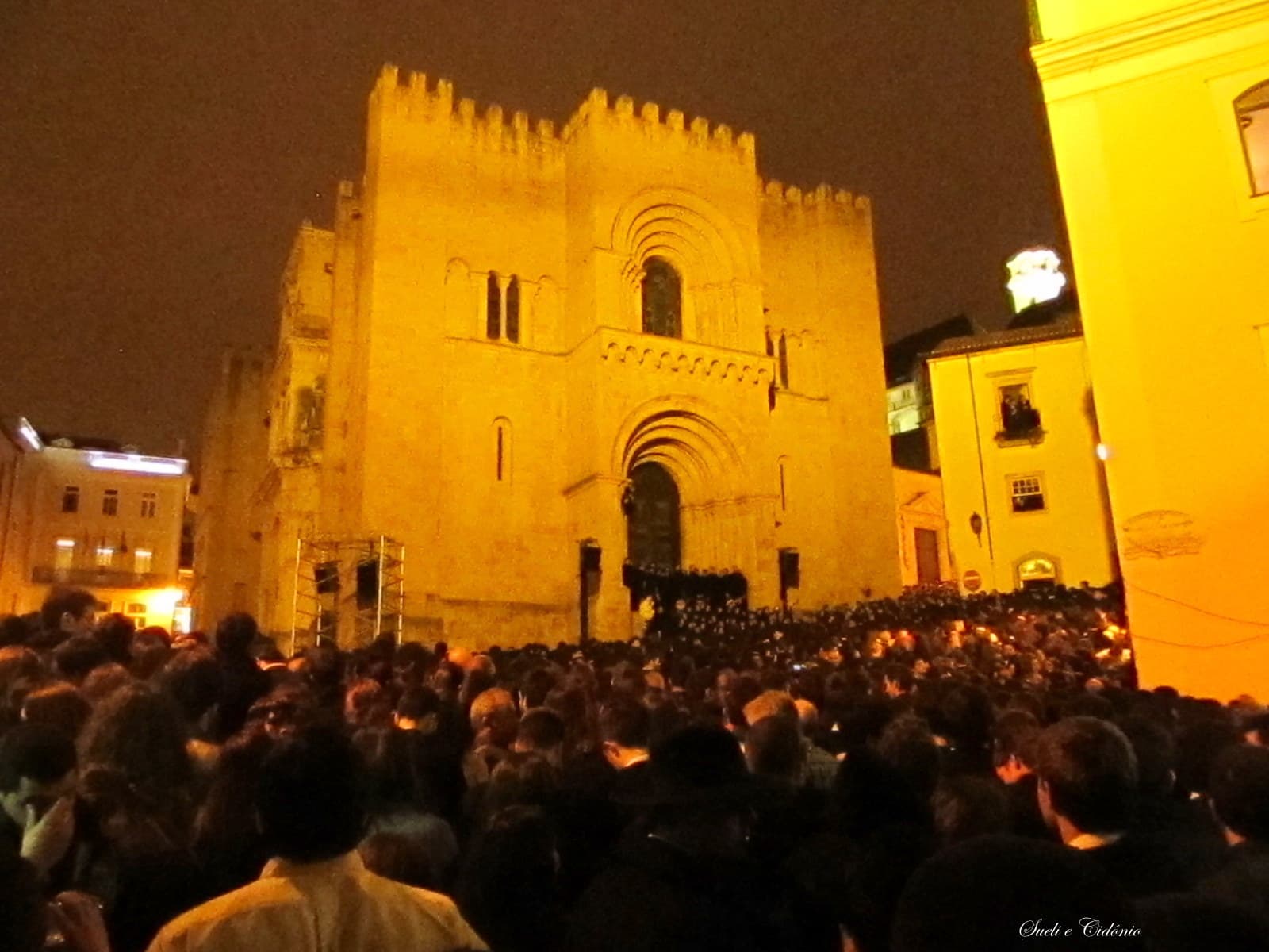 Serenata Monumental de la Queima das Fitas en la escalinata de la Sé Velha de Coimbra, con estudiantes reunidos frente a la fachada principal