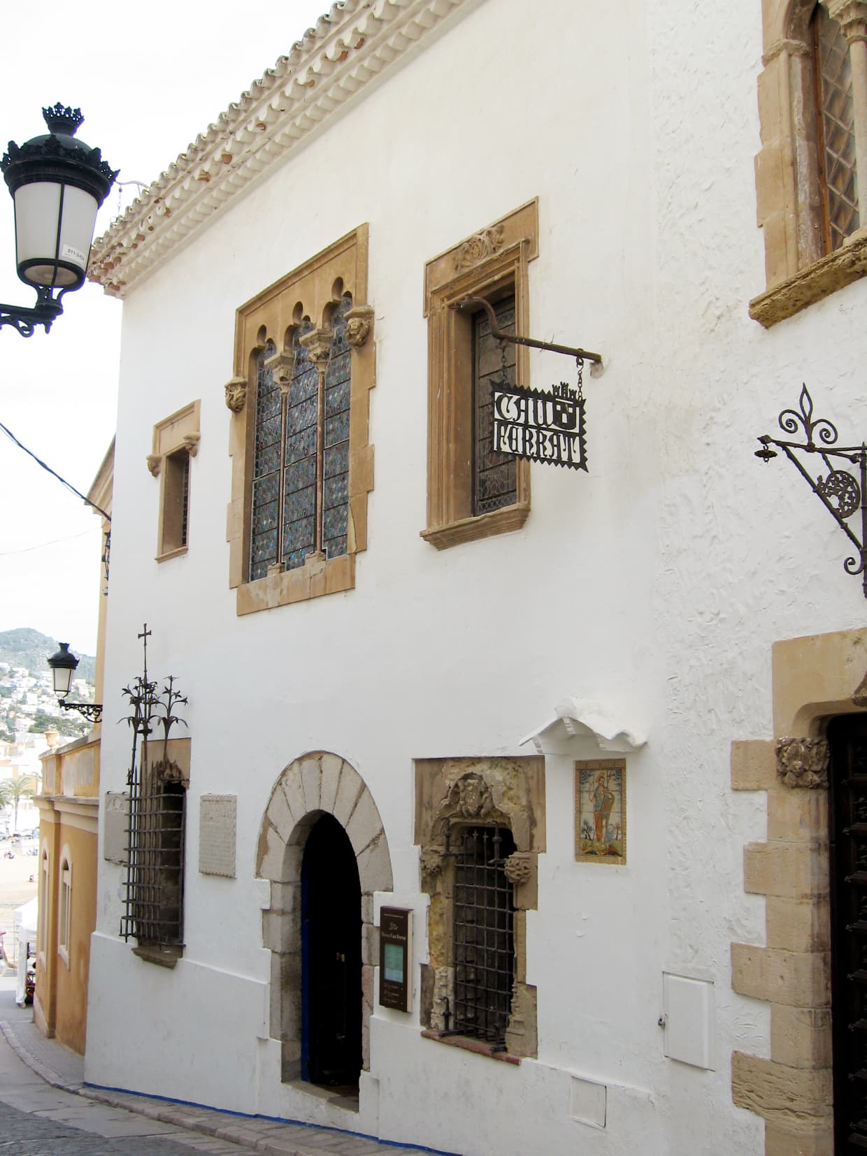 Fachada branca do Museu del Cau Ferrat, antiga casa-ateliê modernista de Santiago Rusiñol