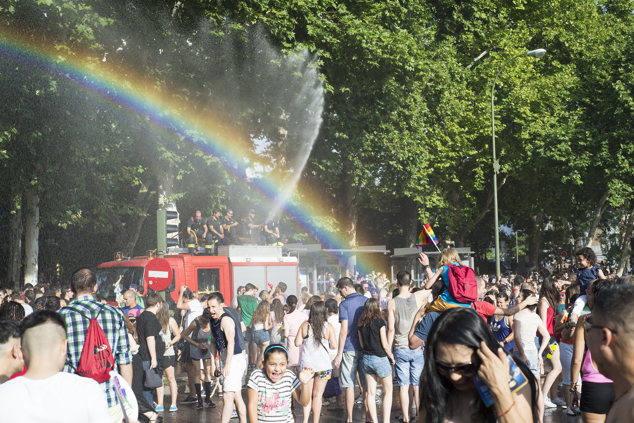 Bomberos crean arcos de agua arcoíris durante el desfile del Orgullo de Madrid (MADO) 2015 en Chueca
