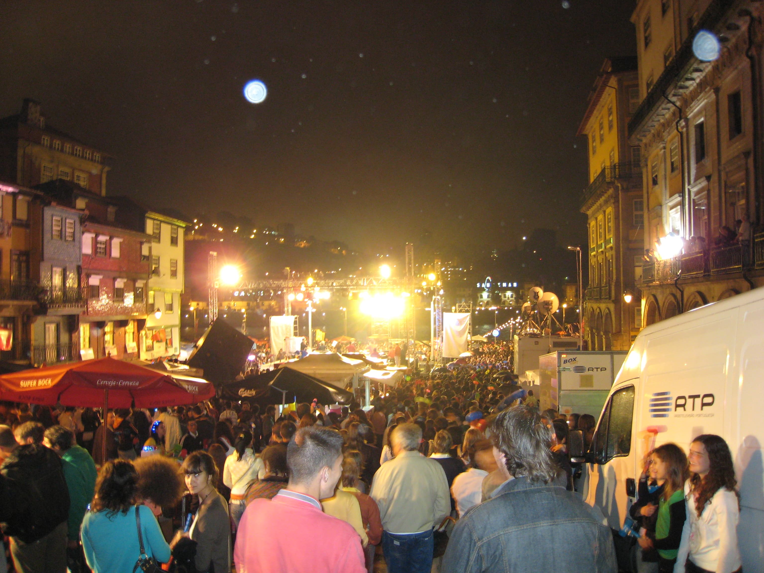 Multitud celebrando la Festa de São João en la Praça da Ribeira de Oporto durante la noche del 23 de junio