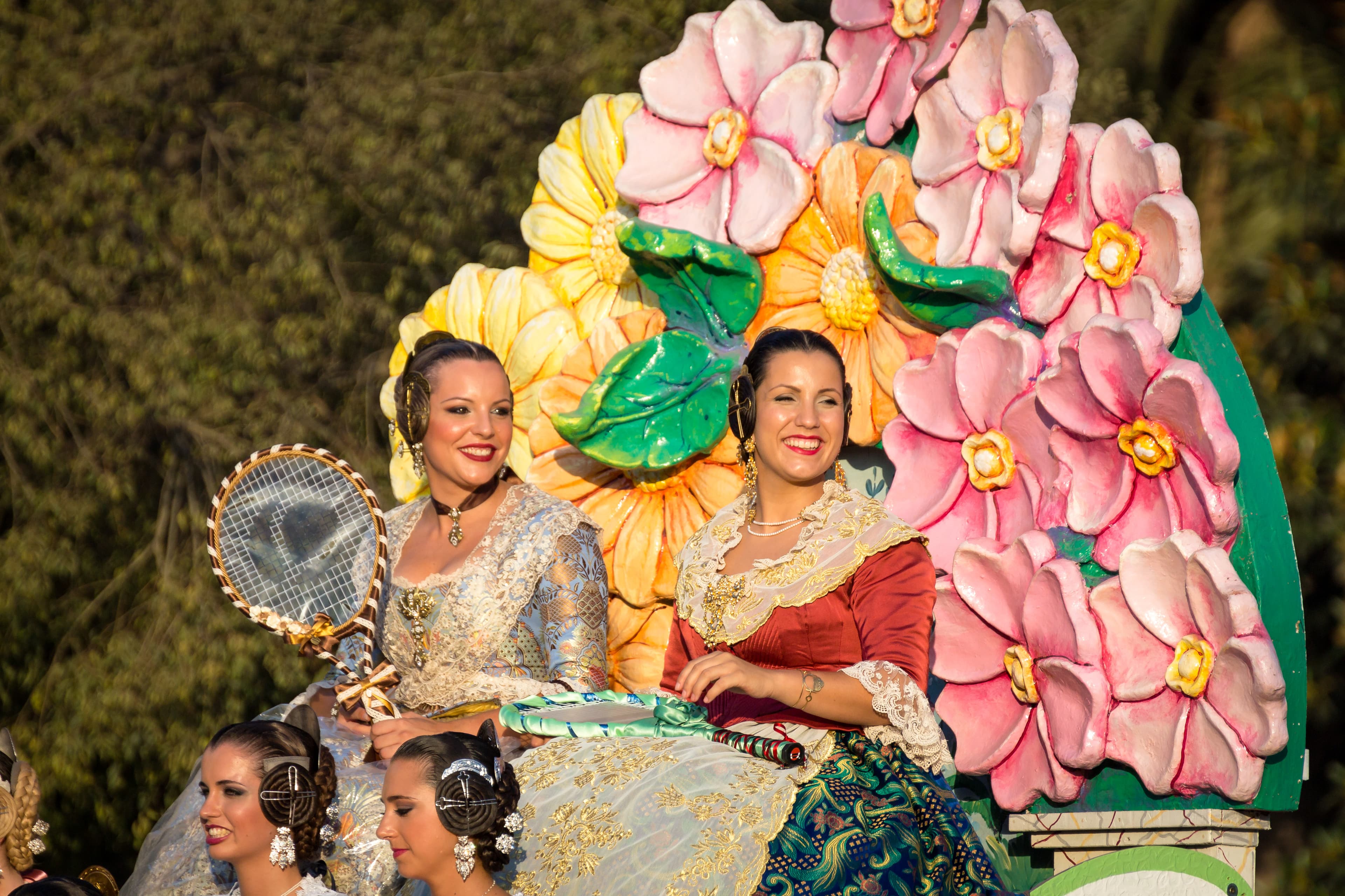 Carrozas y lluvia de claveles en la Batalla de Flores del Paseo de la Alameda, Gran Fira de València (Feria de Julio) 2016, Valencia