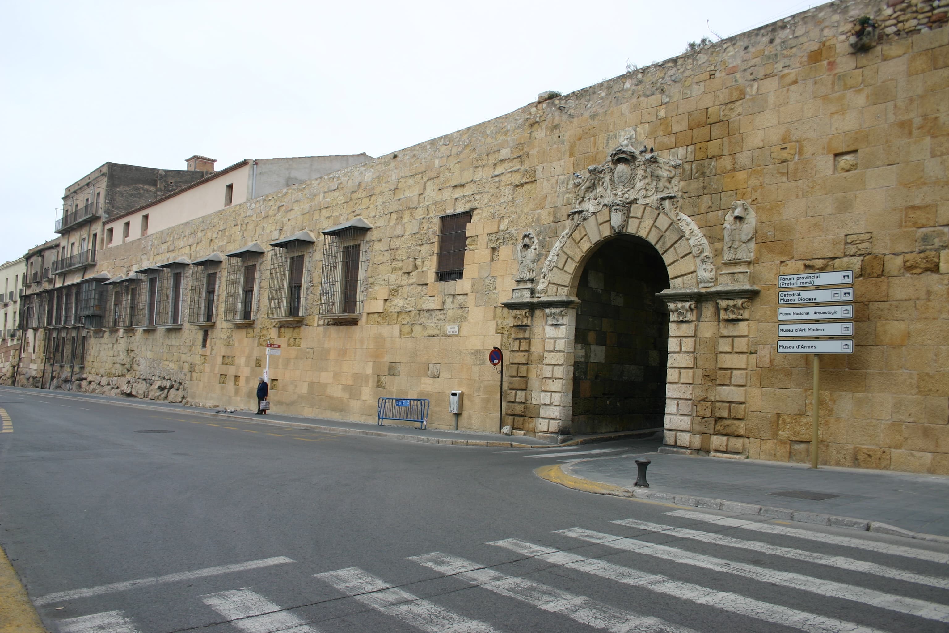 Il Portal de Sant Antoni aperto nelle mura di Tarragona, con i blocchi di pietra romani alla base e le aggiunte medievali in cima