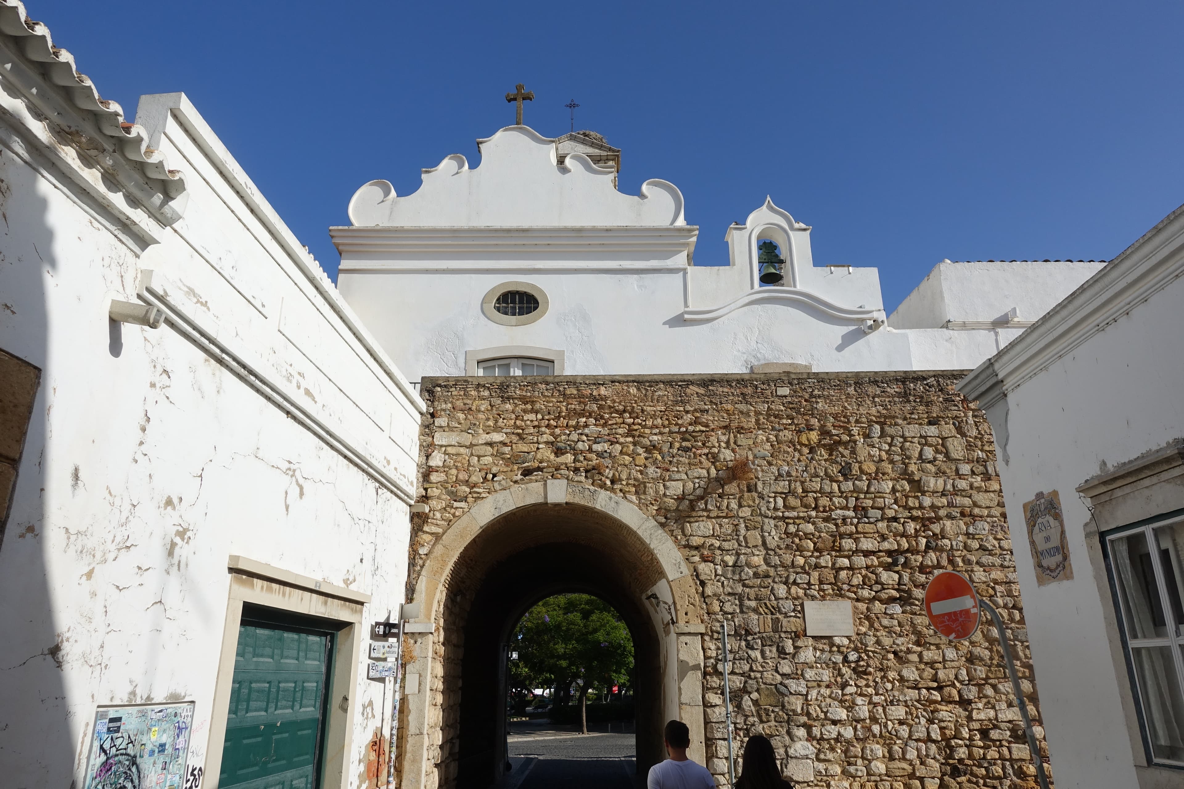 Arco da Vila, la puerta monumental de entrada al casco histórico de Faro, Portugal