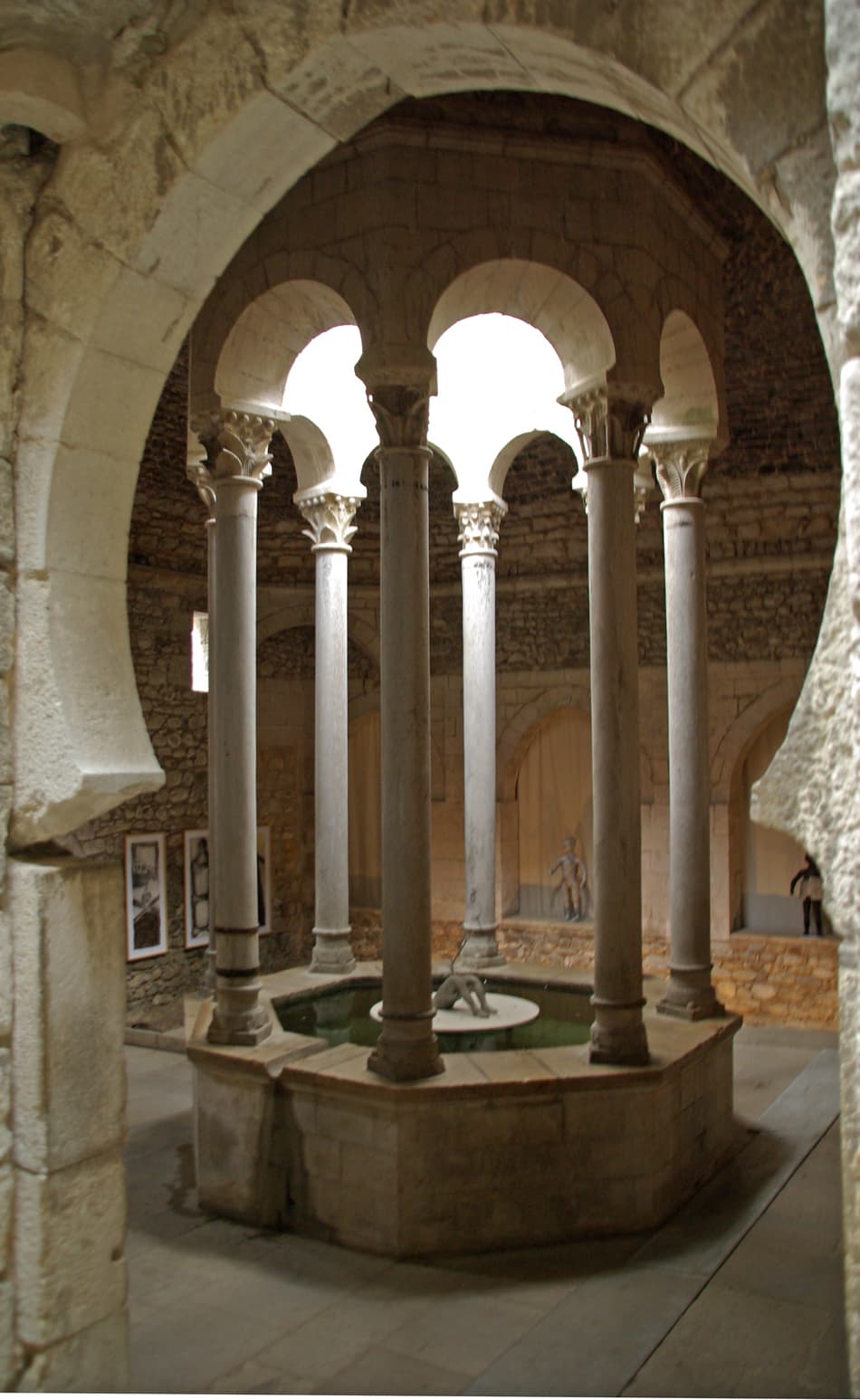 Sala fredda dei Banys Àrabs di Girona con la sua lanterna ottagonale sostenuta da colonne sulla vasca centrale