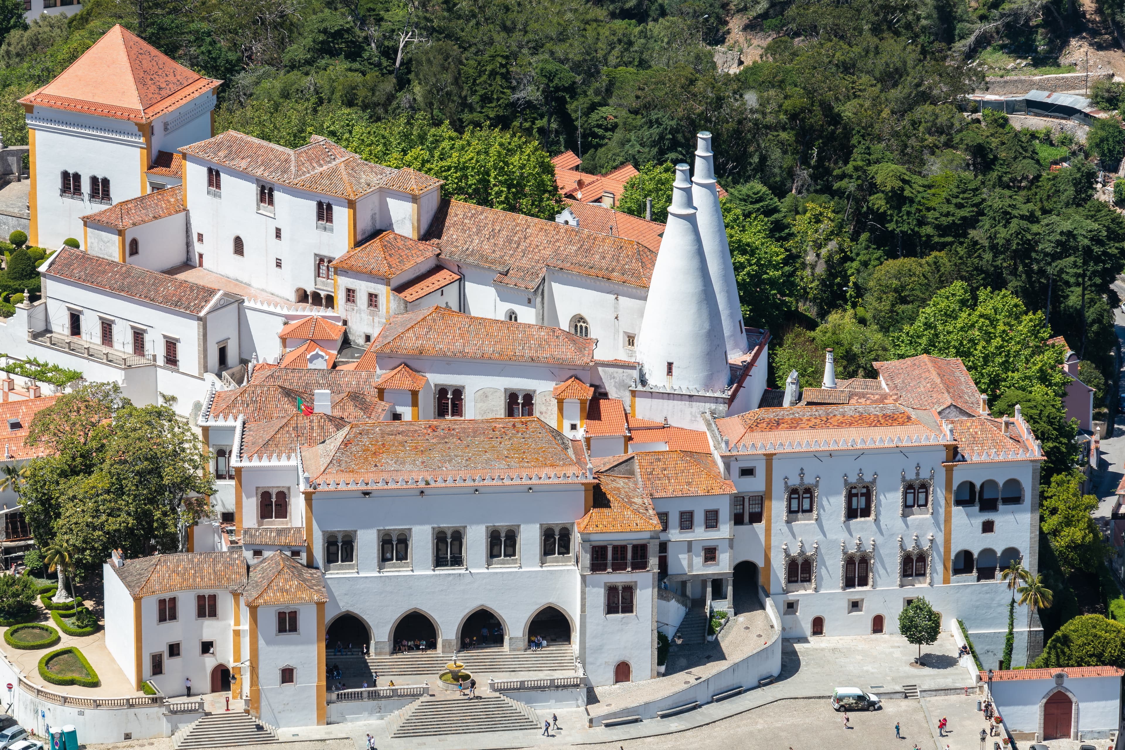 Vista aérea del Palacio Nacional de Sintra con sus muros blancos y las dos chimeneas cónicas blancas que lo distinguen.