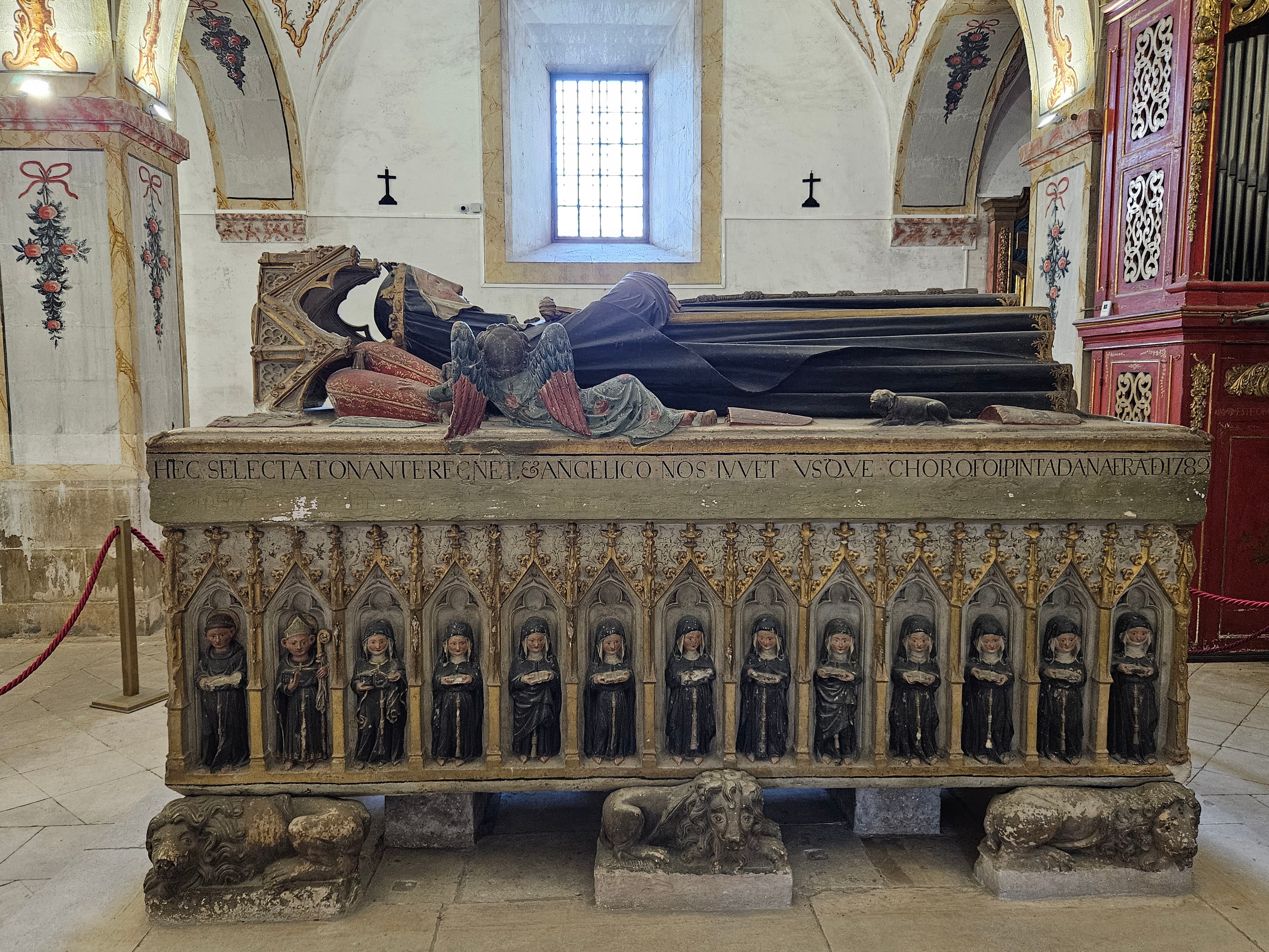 Túmulo de plata de la Reina Santa Isabel en el coro bajo de la iglesia del Monasterio de Santa Clara-a-Nova, Coimbra