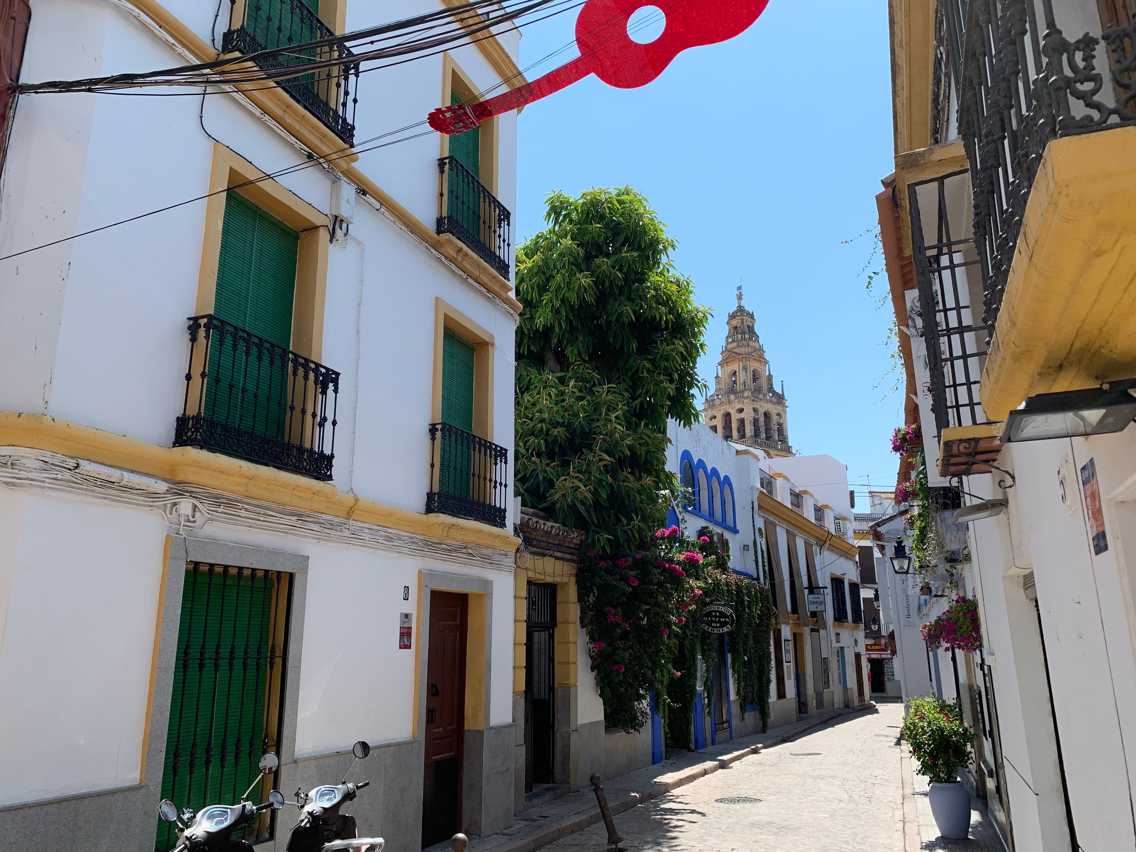 Calle Romero en la Judería de Córdoba con la torre de la Mezquita-Catedral al fondo