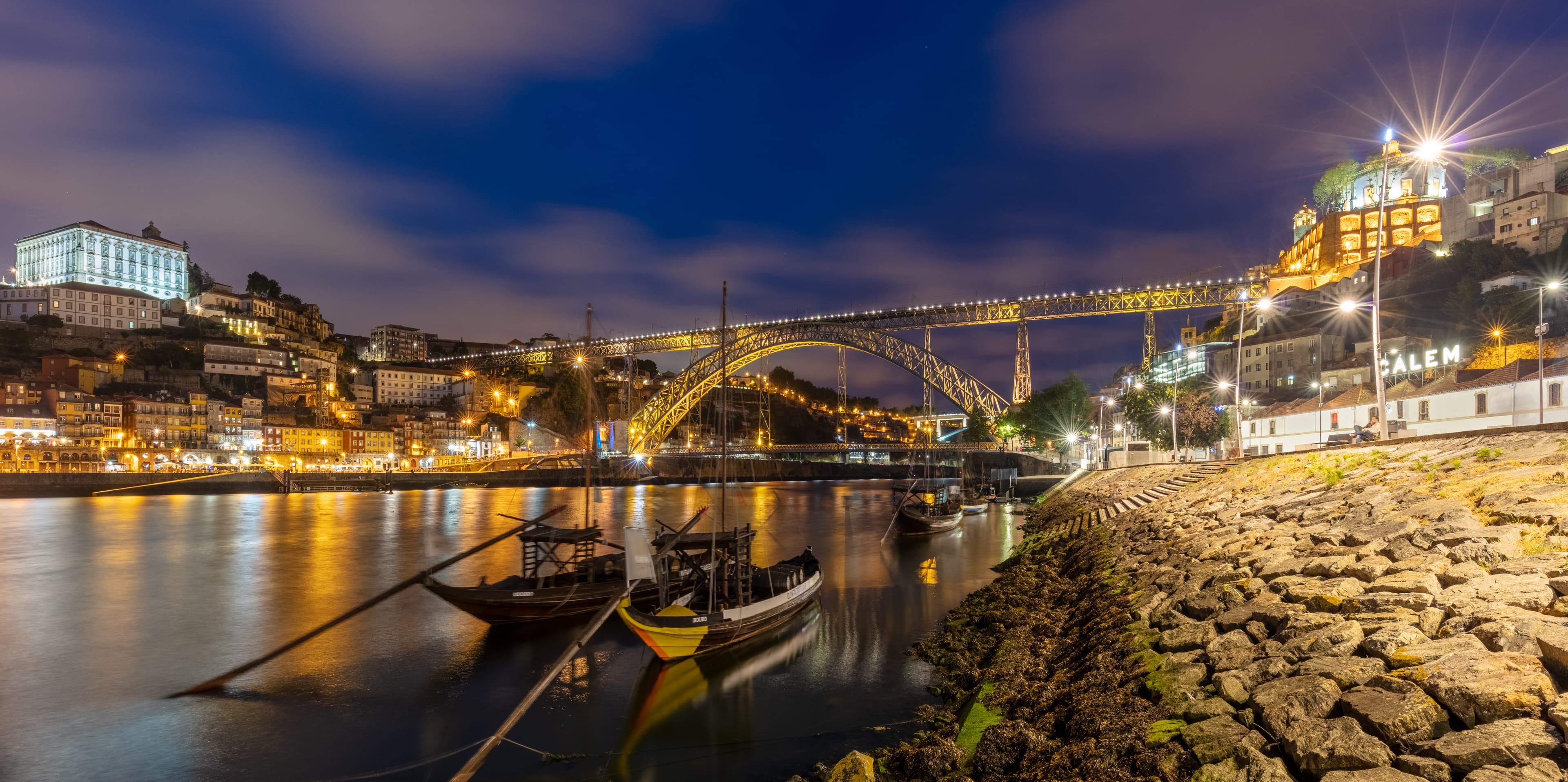 El arco metálico de doble tablero del Ponte Dom Luís I tendido sobre el río Douro entre Oporto y Gaia