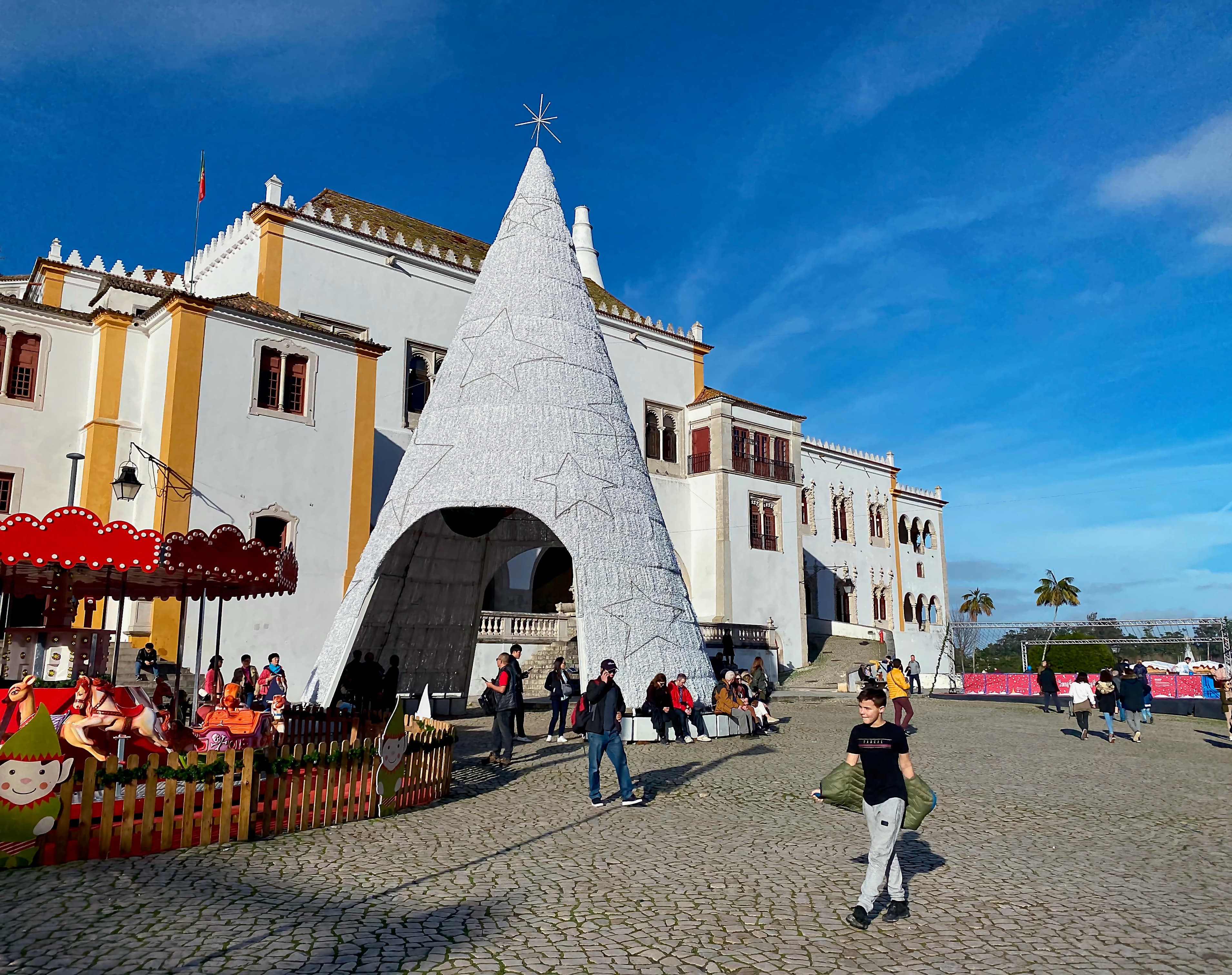 Palacio Nacional de Sintra iluminado en Navidad, diciembre de 2019