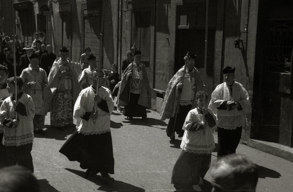 Procesión religiosa por las calles de San Sebastián (Donostia), País Vasco, circa 1950