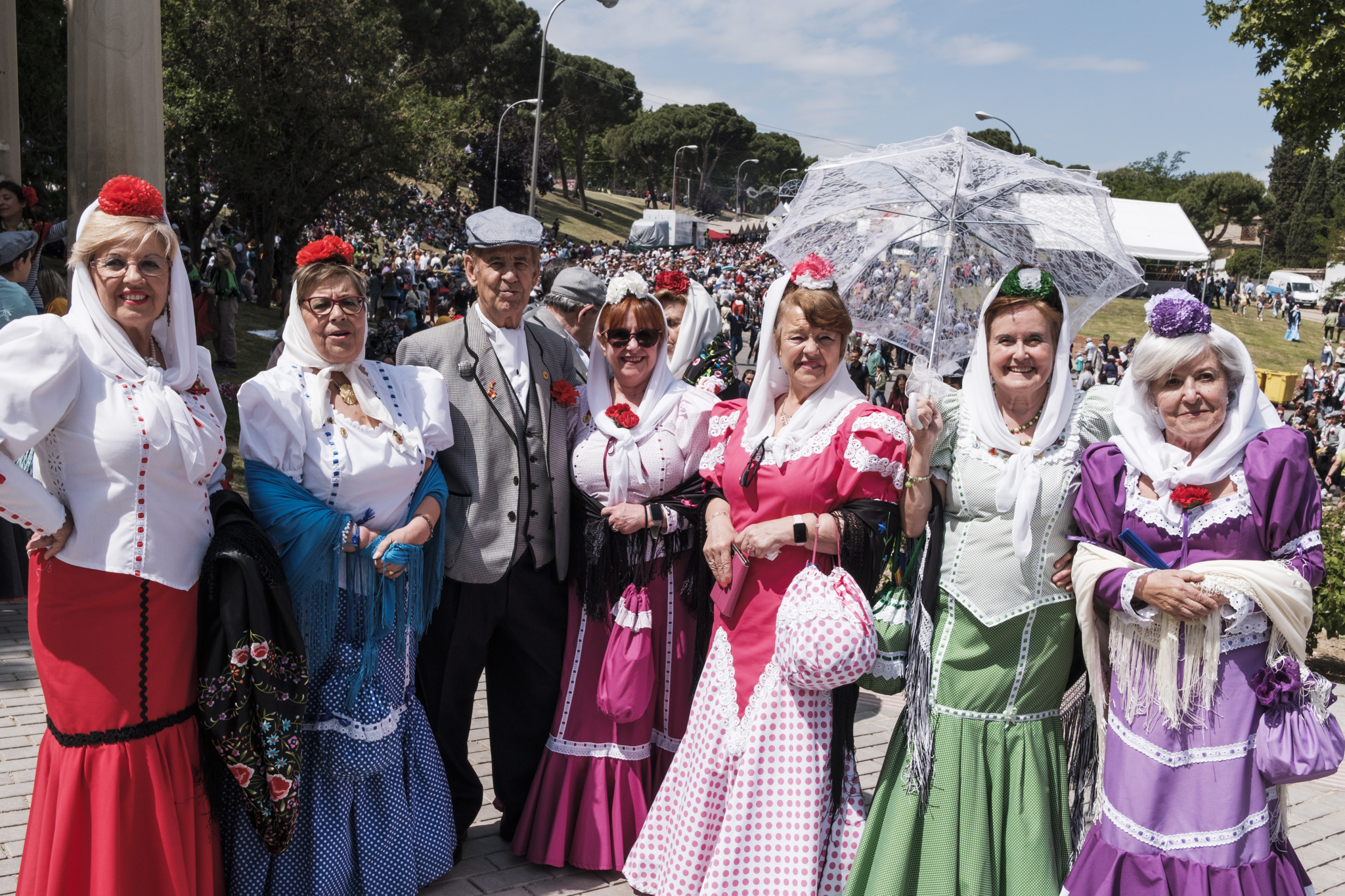 Chulapos y chulapas con traje tradicional madrileño en las Fiestas de San Isidro, Madrid