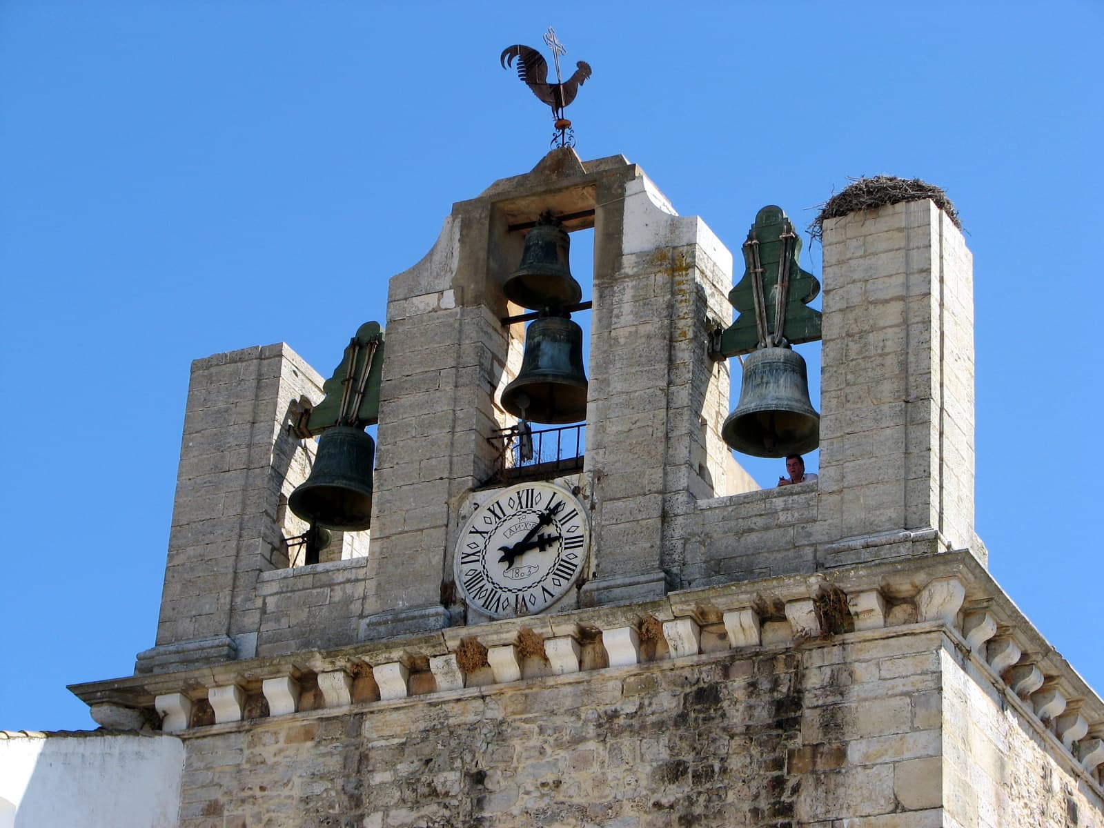 Torre de la Sé Catedral de Faro vista desde el Largo da Sé, en el casco histórico de la ciudad