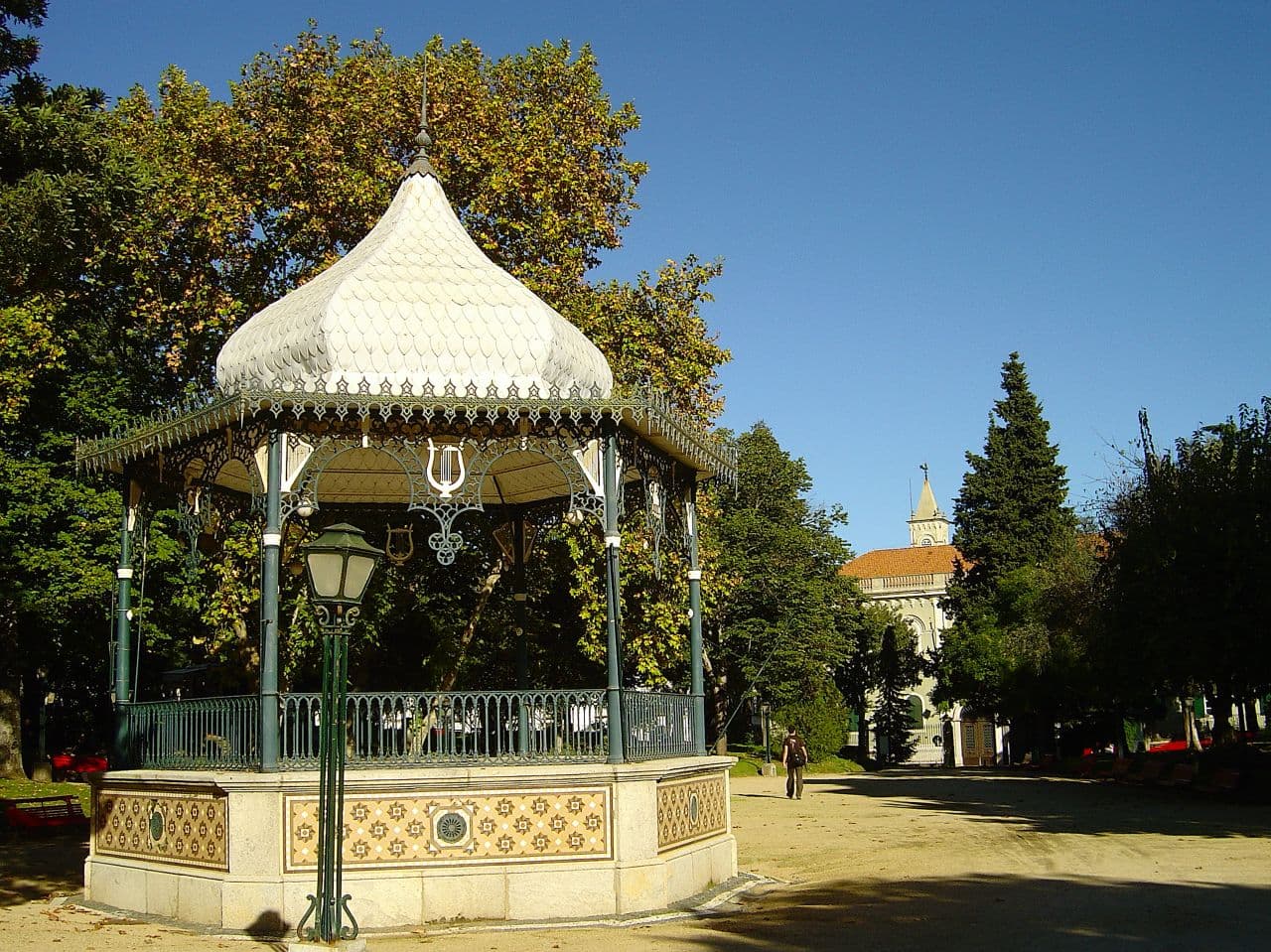 Jardín Público de Évora, con su quiosco de música (coreto) de 1887 rodeado de vegetación, escenario tradicional de eventos culturales al aire libre como el Festival Imaterial.