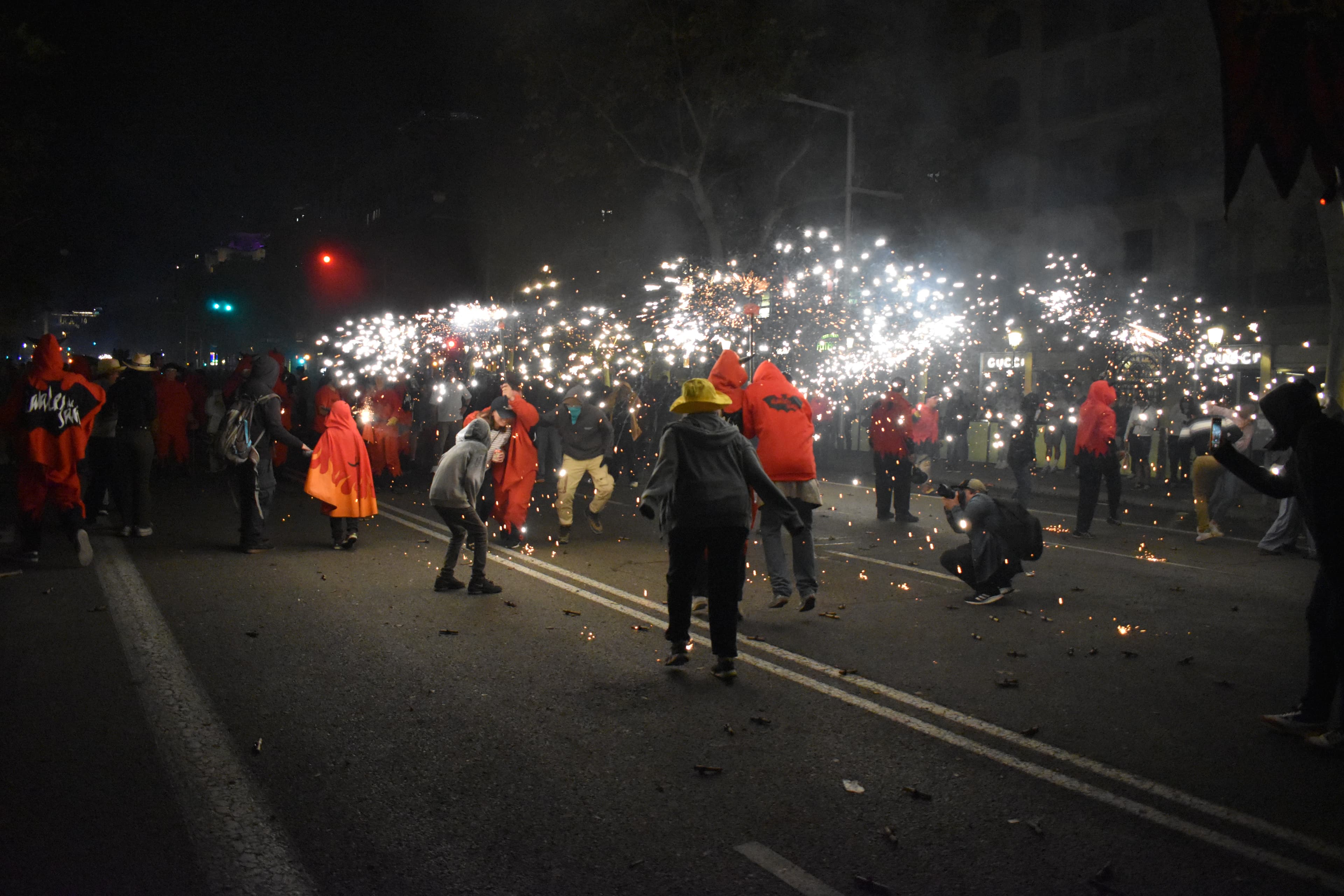 Correfoc de La Mercè 2024 en el Passeig de Gràcia de Barcelona, con figuras de fuego y chispas nocturnas