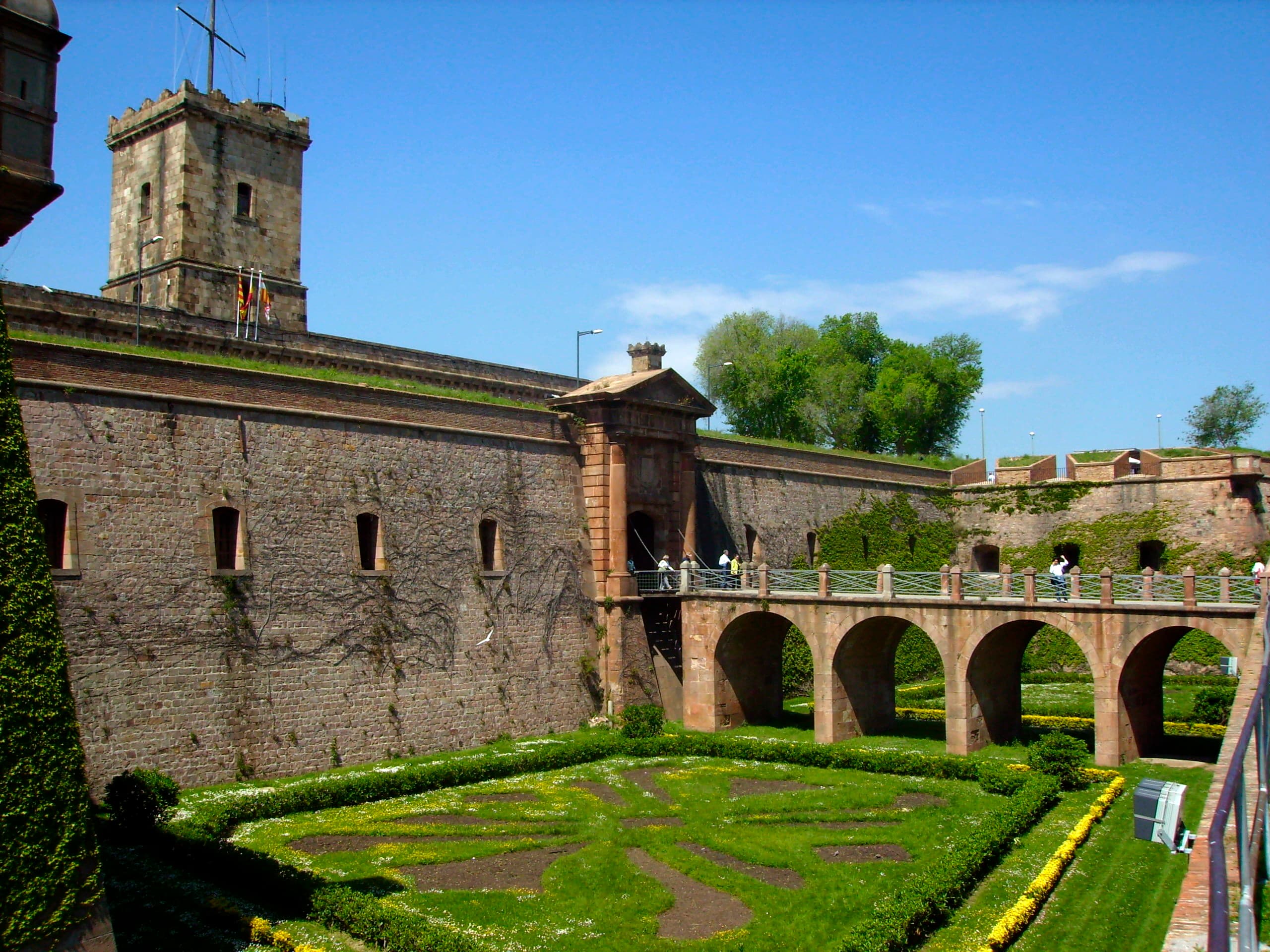 El foso y la entrada del castillo de Montjuïc, la antigua fortaleza militar que corona la montaña sobre el puerto de Barcelona