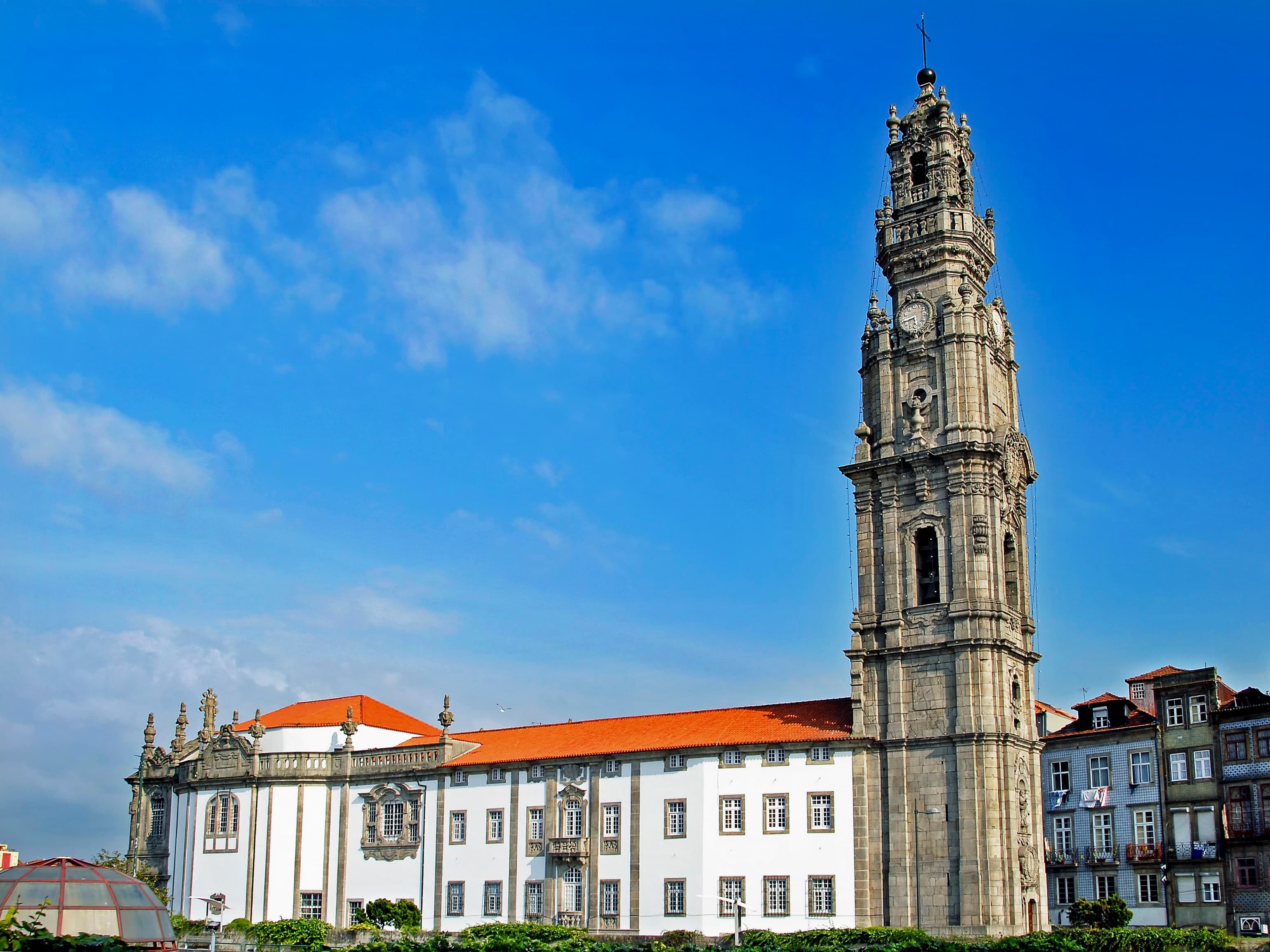 La esbelta torre barroca de los Clérigos elevándose sobre los tejados del centro de Oporto