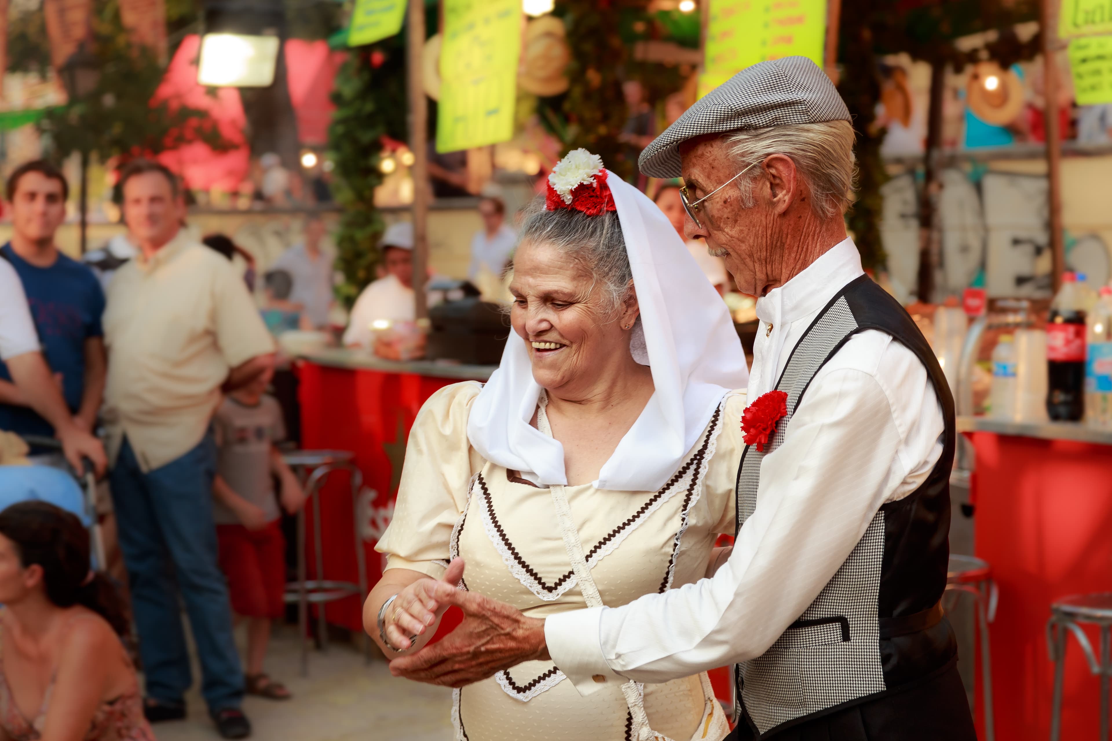Chulapos y chulapas bailando chotis en Las Vistillas durante las Fiestas de la Virgen de la Paloma, Madrid, noche del 14 de agosto de 2013