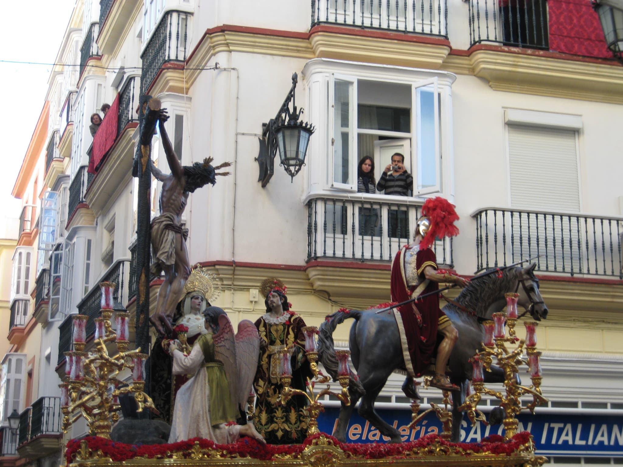 Paso del Misterio del Santísimo Cristo de las Aguas durante una procesión magna de Semana Santa en Cádiz