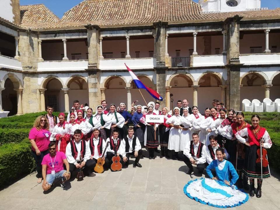 Grupo folclórico croata Zagreb-Markovac actuando en el festival FolkFaro, en Faro, con trajes tradicionales e instrumentos como la tamburica