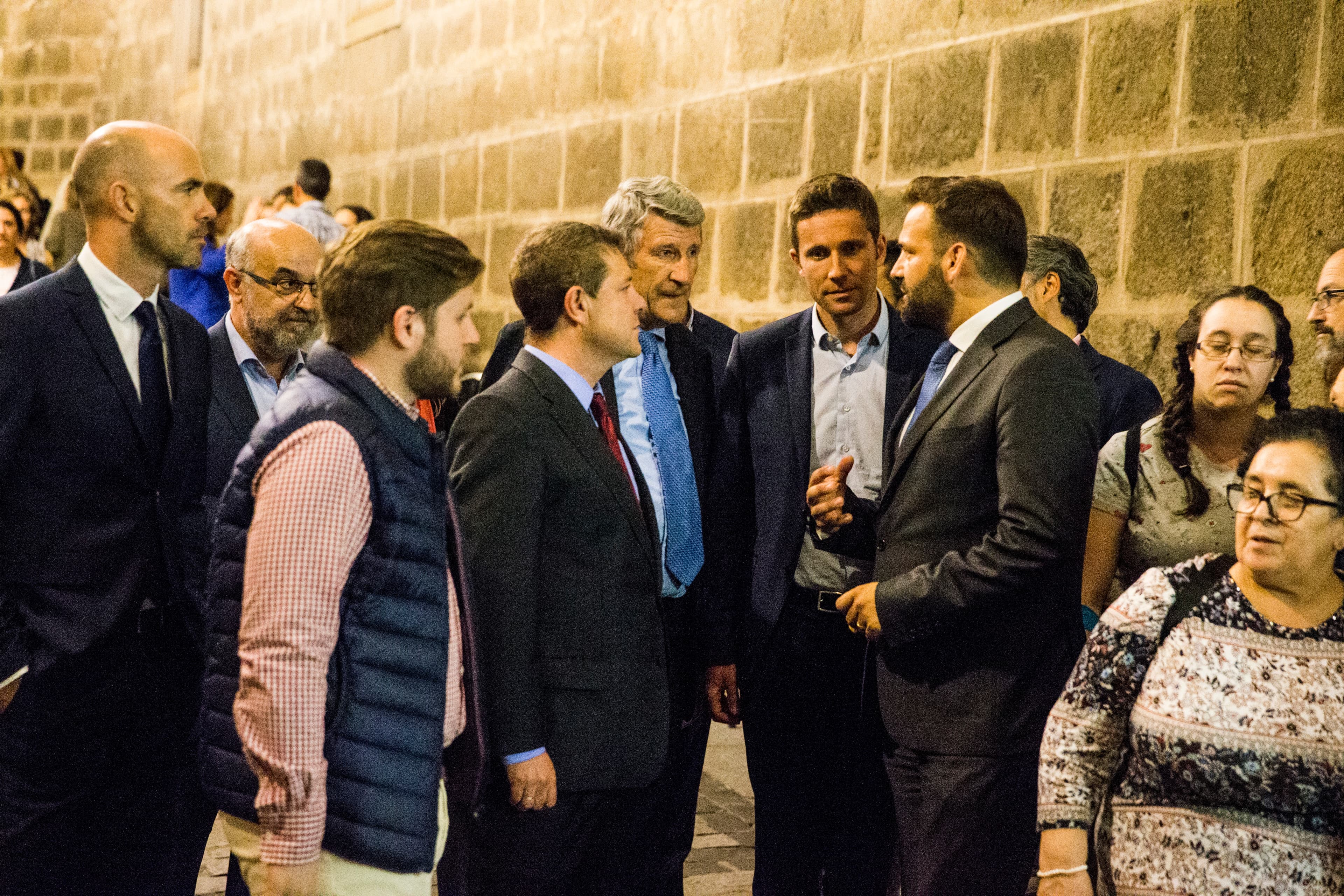 Recorrido procesional del Corpus Christi por las calles del centro histórico de Toledo, con la Custodia de Arfe portada entre autoridades y público