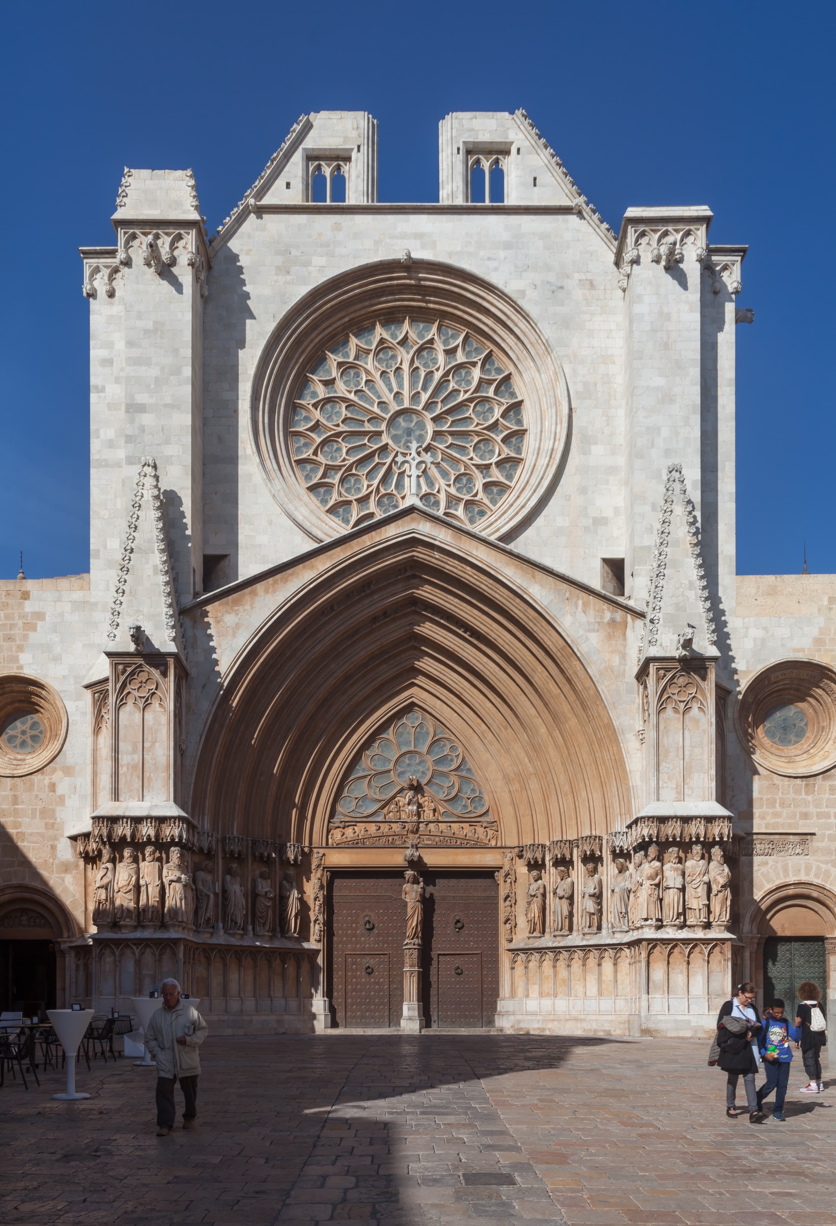 Facciata gotica della cattedrale di Santa Tecla di Tarragona, con il grande rosone e il portale principale ad archivolti