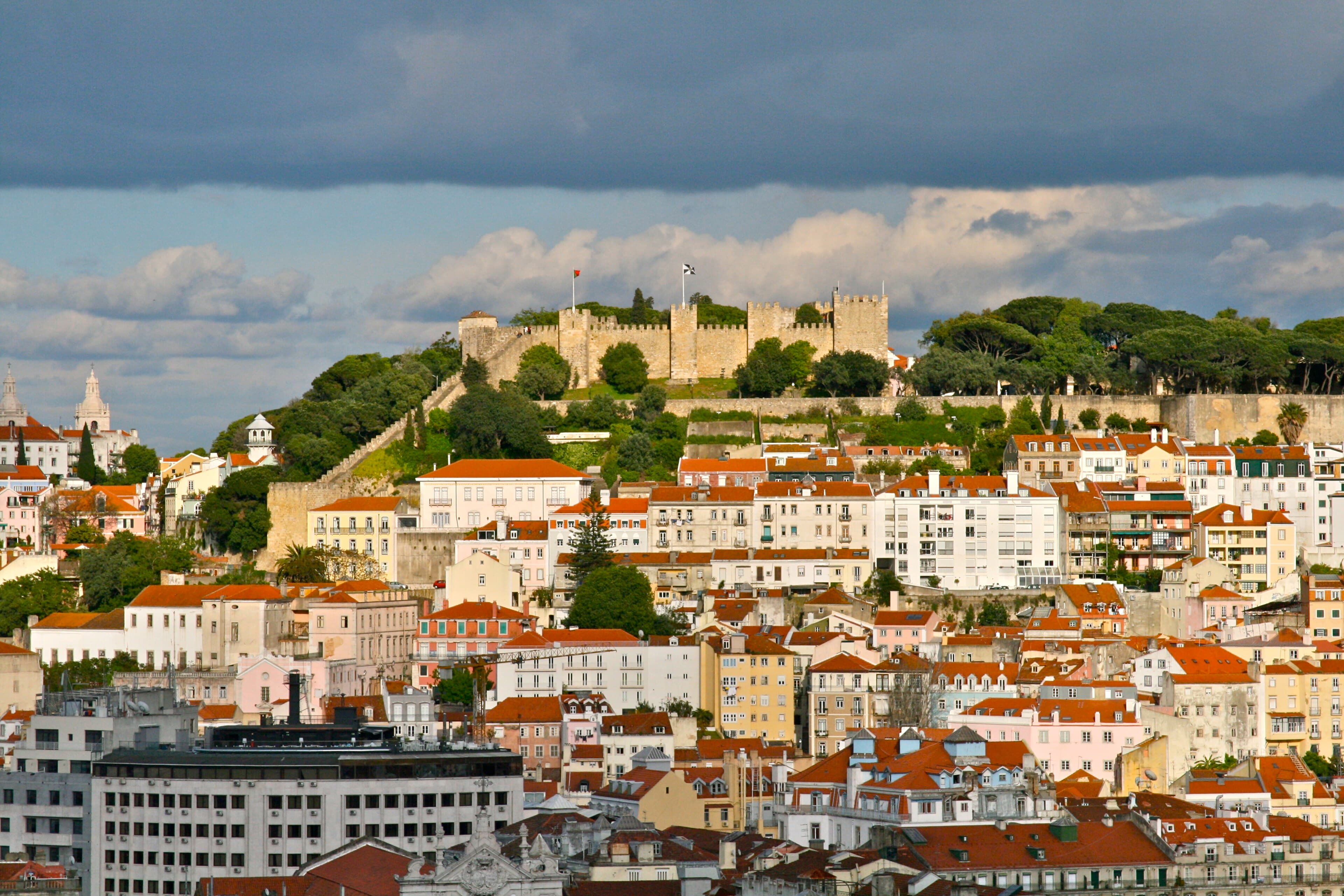Mura e torri merlate del Castelo de São Jorge sulla collina di Lisbona