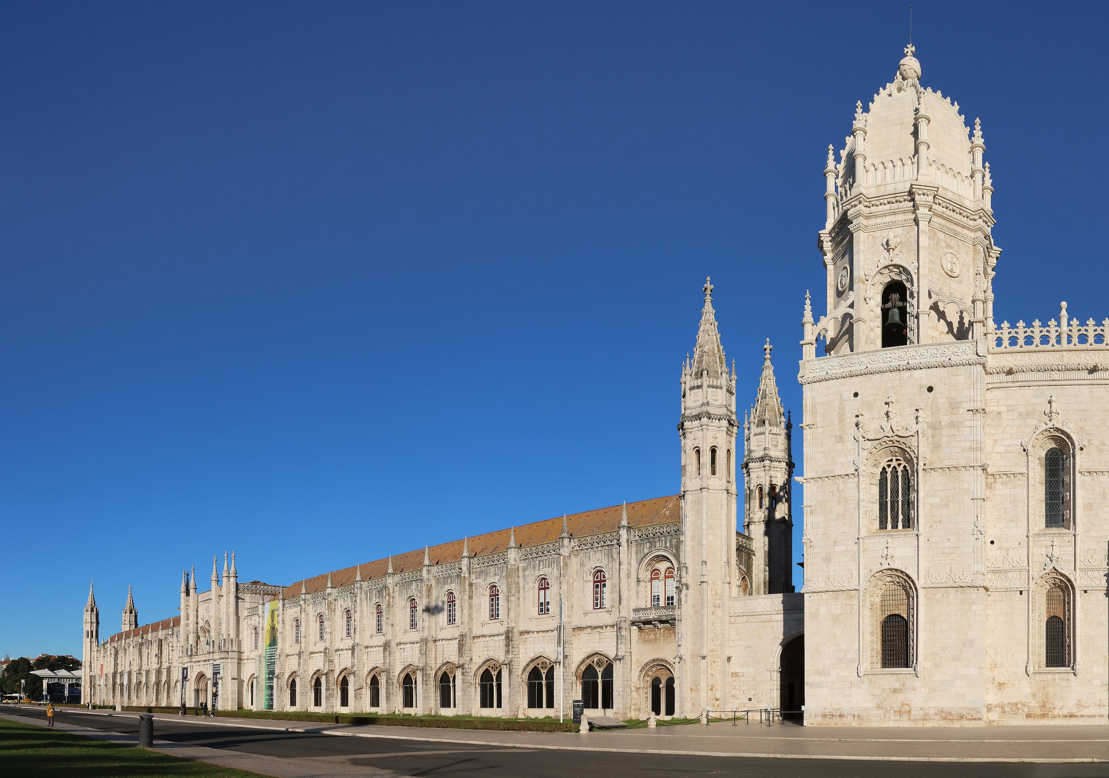Lunga facciata in pietra scolpita del Mosteiro dos Jerónimos con il suo portale gotico manuelino
