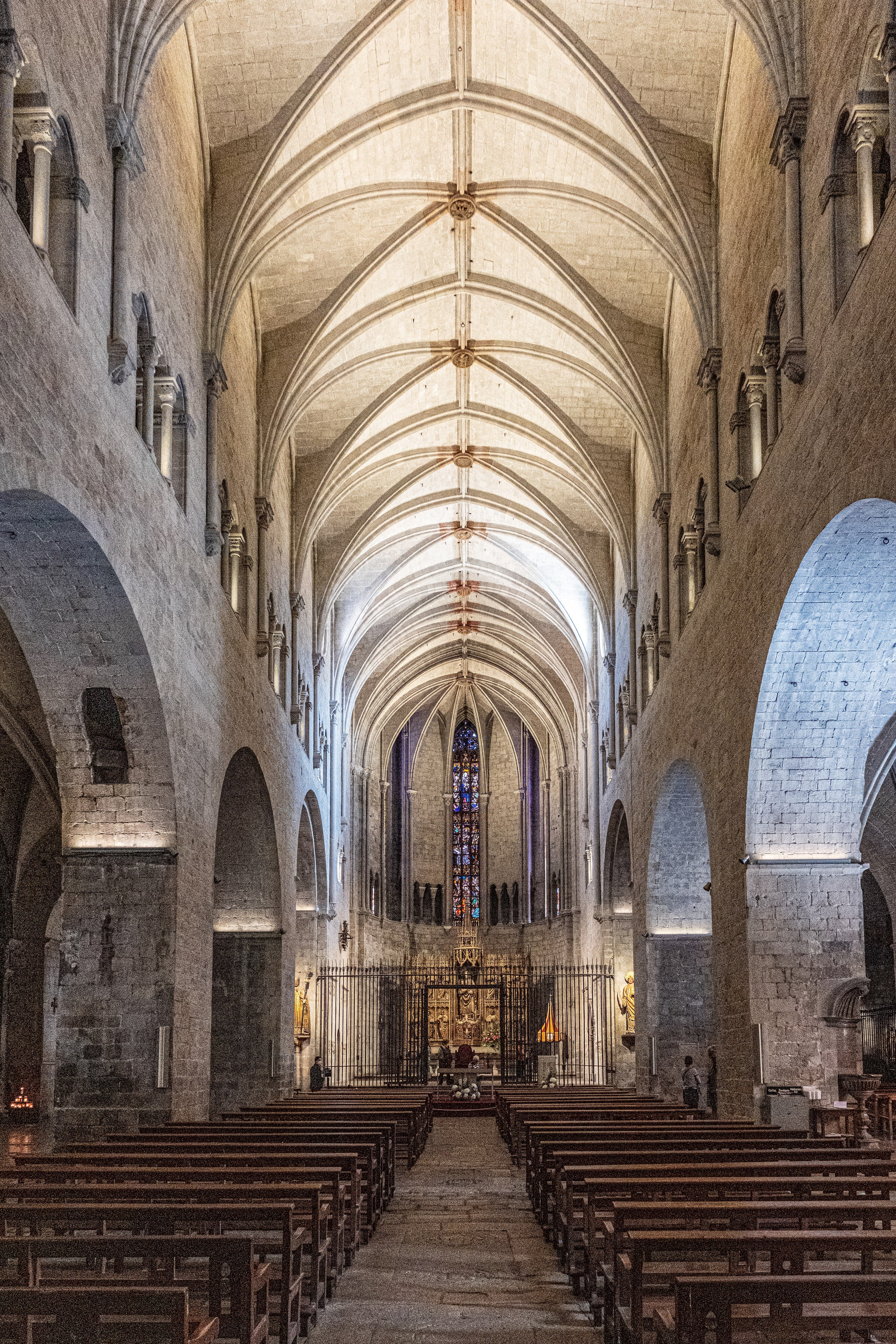 Nave gótica da basílica de Sant Feliu de Girona vista em direção à abóbada e ao altar-mor